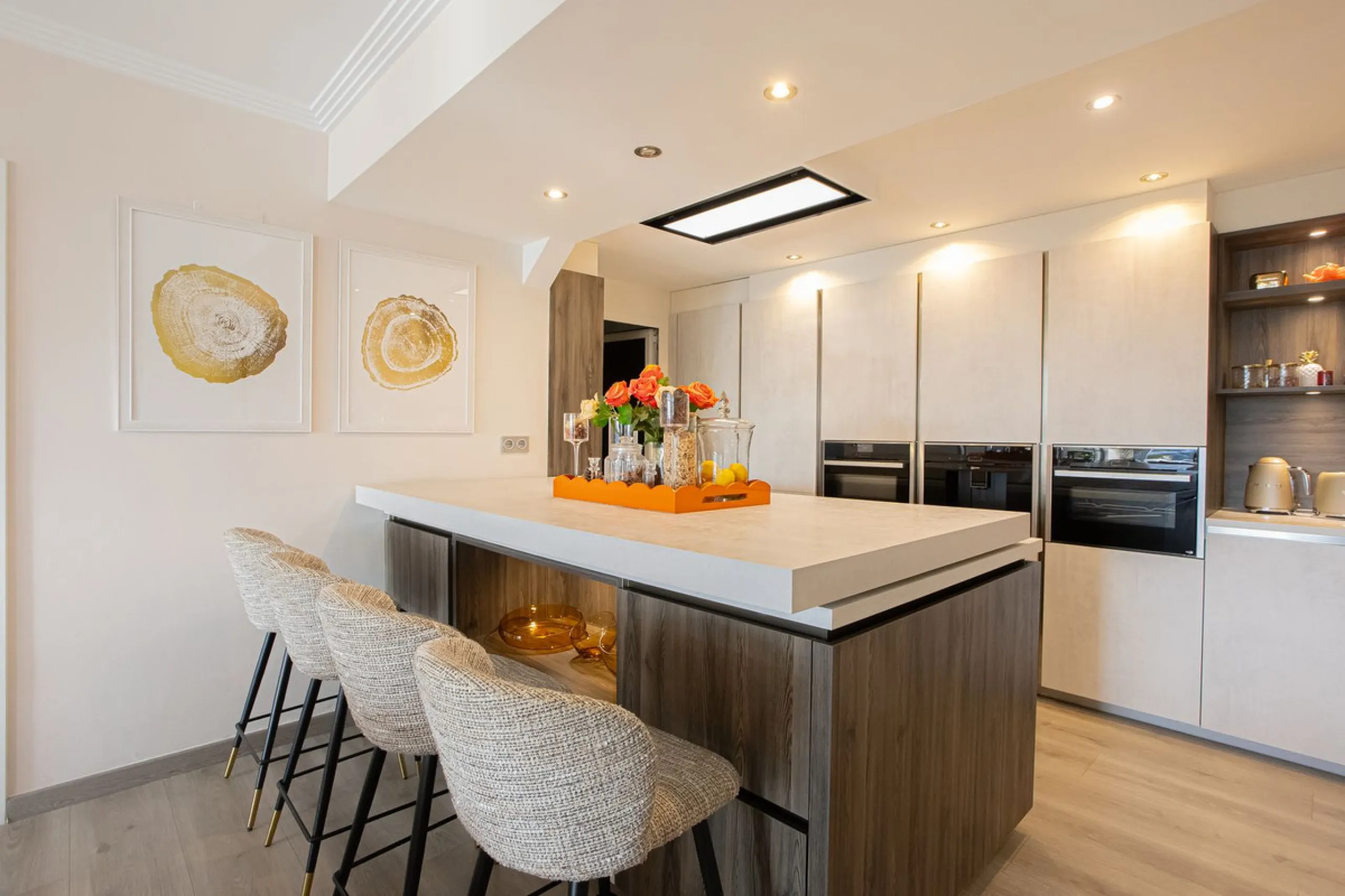 Located within one of the most prestigious developments on the Costa del Sol, this refined apartment in Acosta Los Flamingos offers a perfect blend of contemporary elegance, privacy, and natural surroundings.