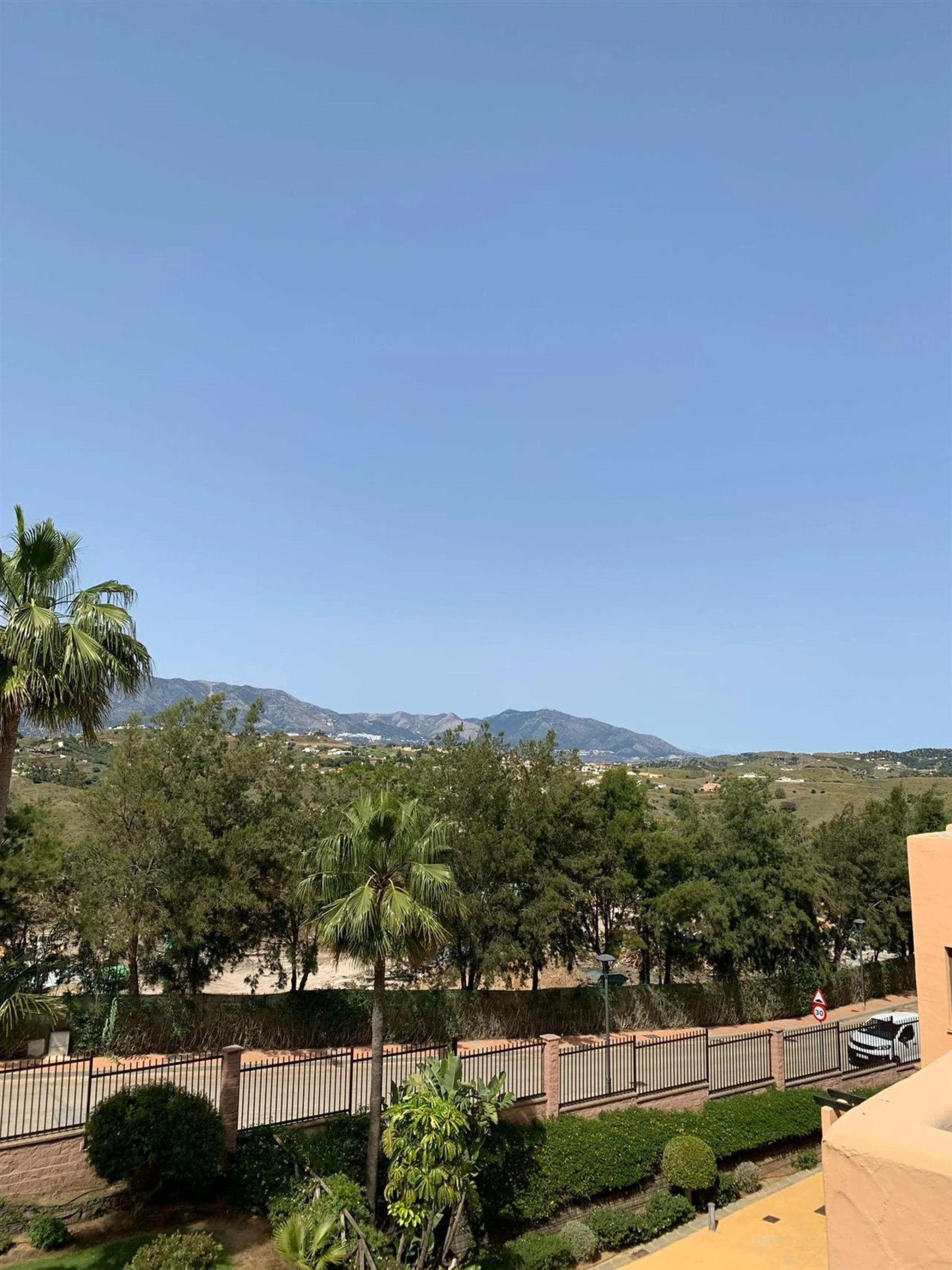 Large and beautiful corner penthouse in Calanova Golf in a typical Andalucian style all in one floor. The community allow short and long term rental. The property is situated in the hills behind La Cala de Mijas, just 5-7 drive from town and next to Calan