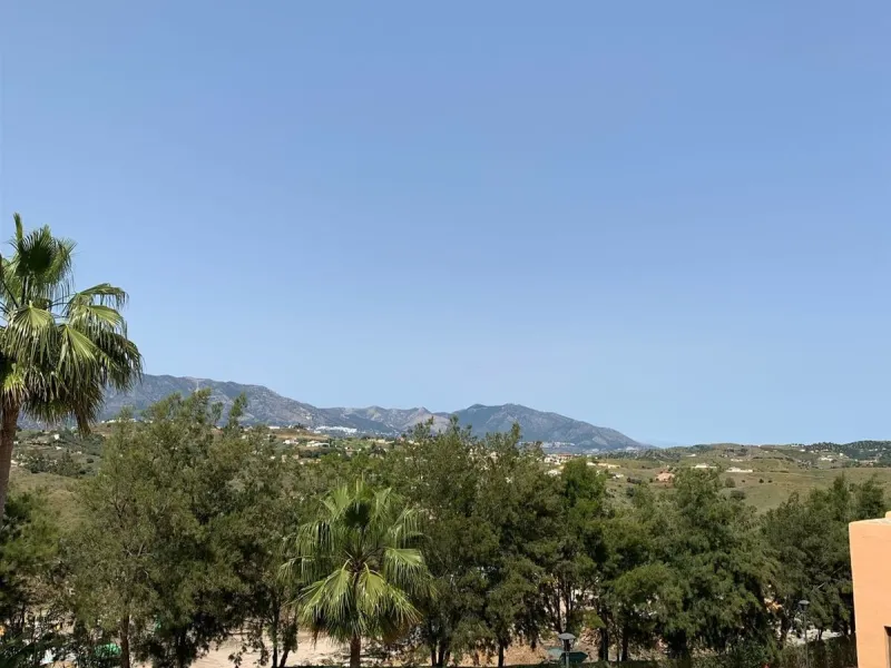 Large and beautiful corner penthouse in Calanova Golf in a typical Andalucian style all in one floor. The community allow short and long term rental. The property is situated in the hills behind La Cala de Mijas, just 5-7 drive from town and next to Calan