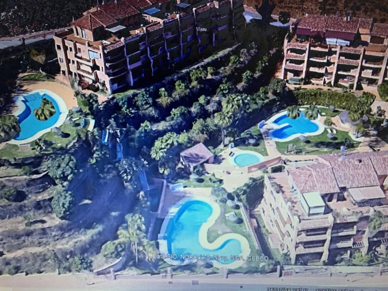 Large and beautiful corner penthouse in Calanova Golf in a typical Andalucian style all in one floor. The community allow short and long term rental. The property is situated in the hills behind La Cala de Mijas, just 5-7 drive from town and next to Calan
