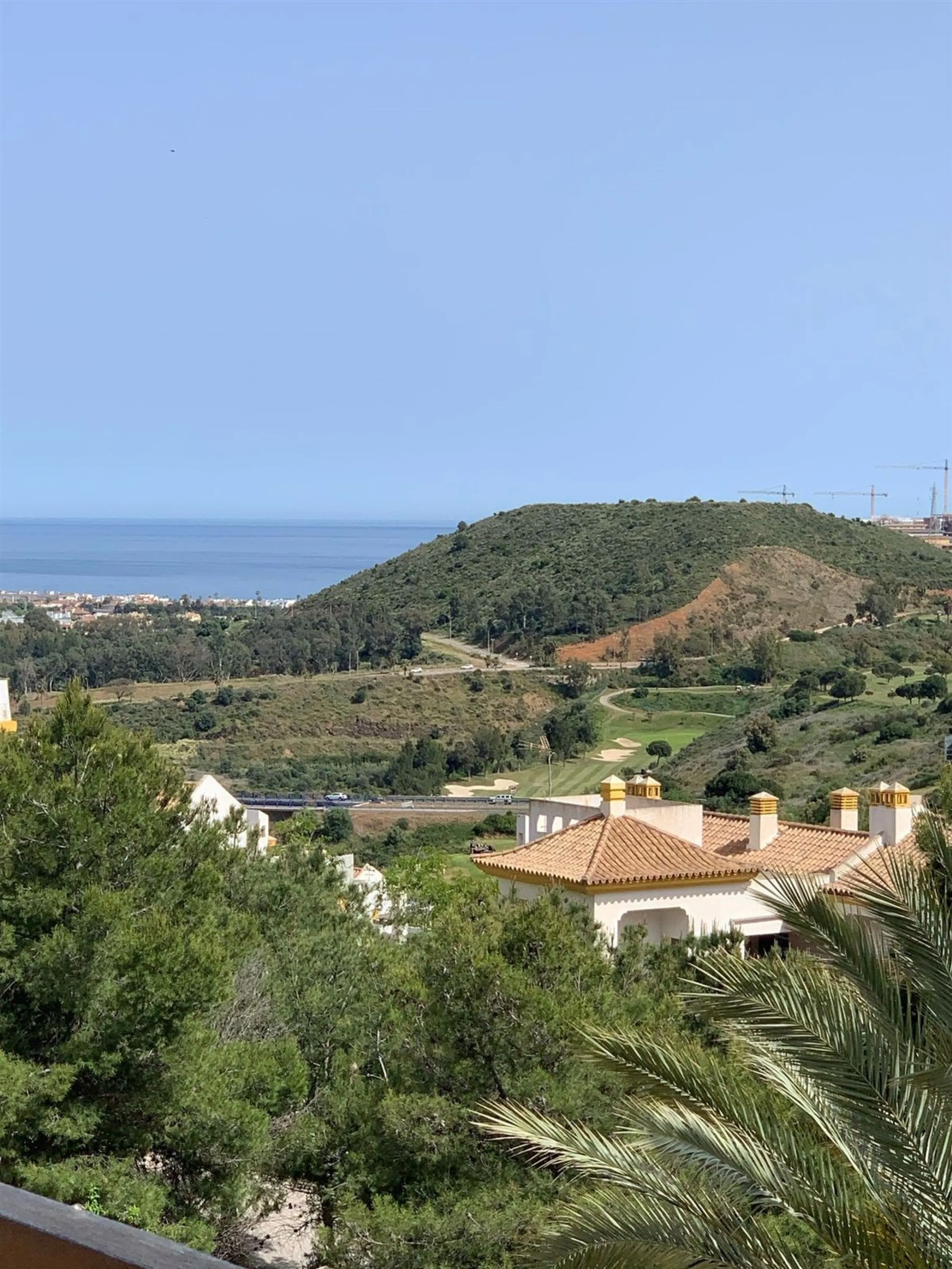Large and beautiful corner penthouse in Calanova Golf in a typical Andalucian style all in one floor. The community allow short and long term rental. The property is situated in the hills behind La Cala de Mijas, just 5-7 drive from town and next to Calan