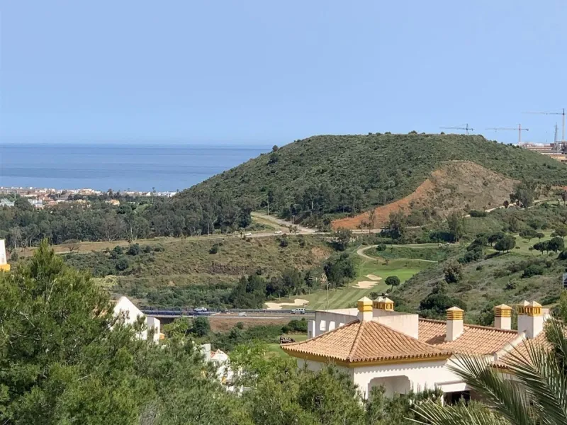Large and beautiful corner penthouse in Calanova Golf in a typical Andalucian style all in one floor. The community allow short and long term rental. The property is situated in the hills behind La Cala de Mijas, just 5-7 drive from town and next to Calan