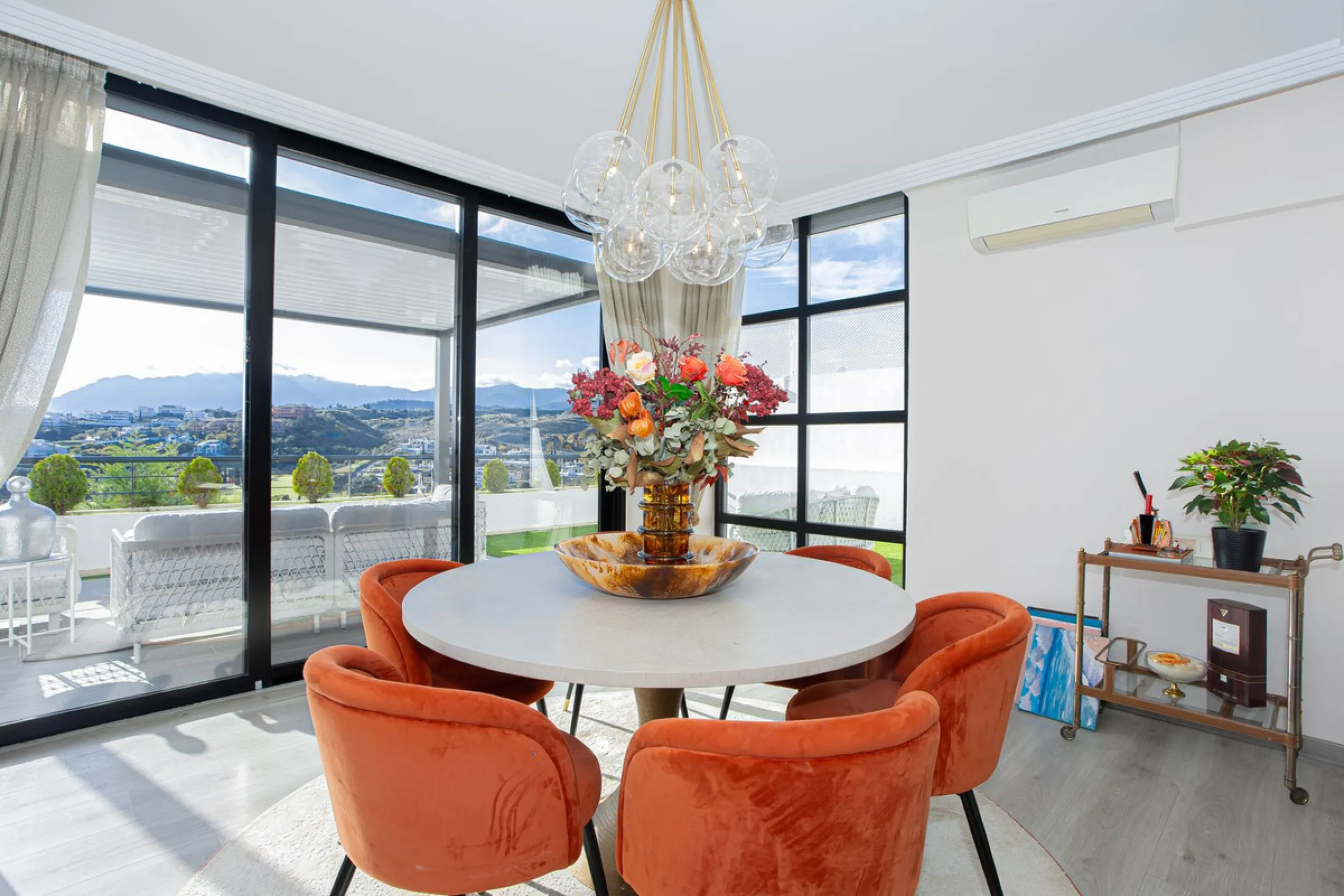 Located within one of the most prestigious developments on the Costa del Sol, this refined apartment in Acosta Los Flamingos offers a perfect blend of contemporary elegance, privacy, and natural surroundings.