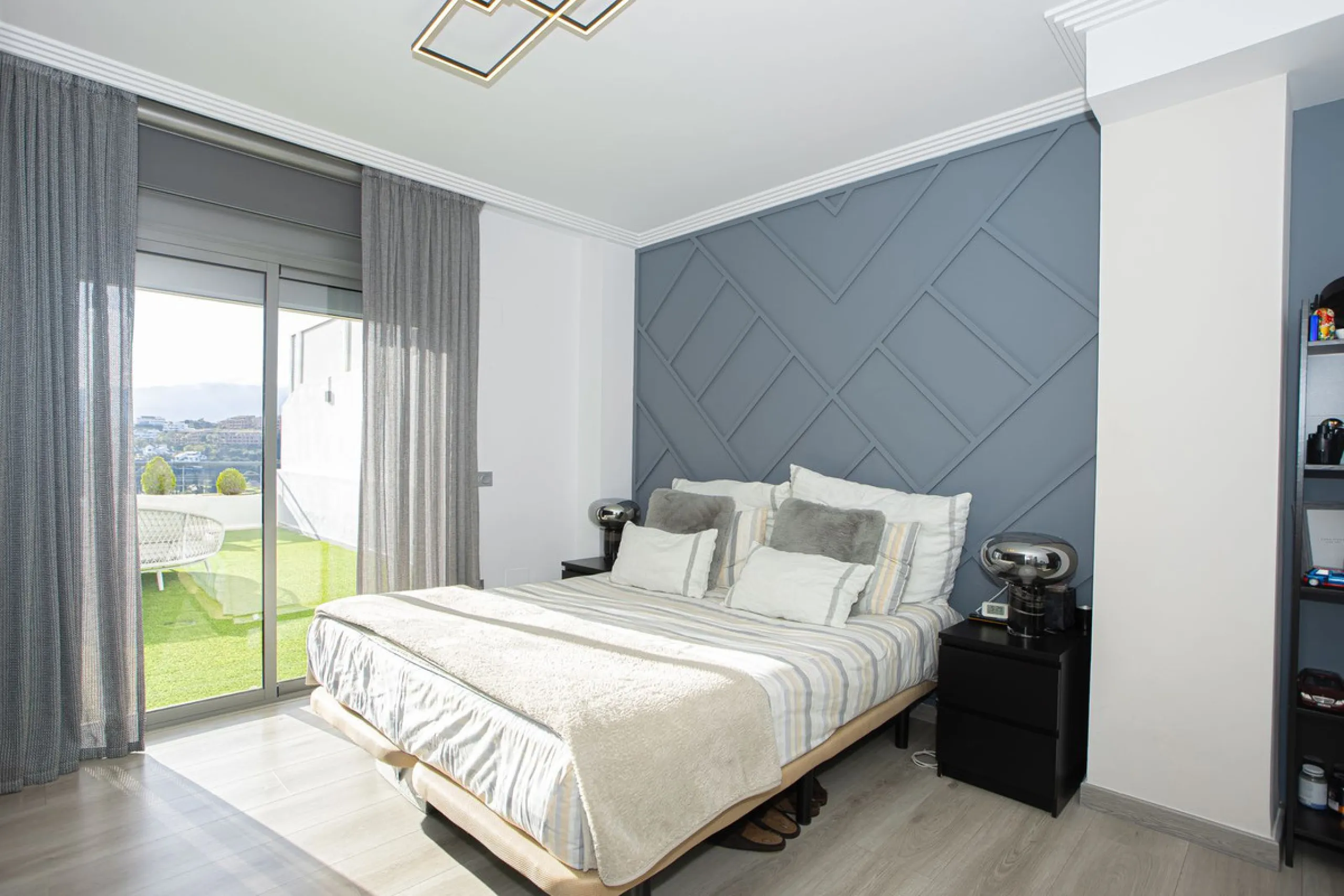 Located within one of the most prestigious developments on the Costa del Sol, this refined apartment in Acosta Los Flamingos offers a perfect blend of contemporary elegance, privacy, and natural surroundings.