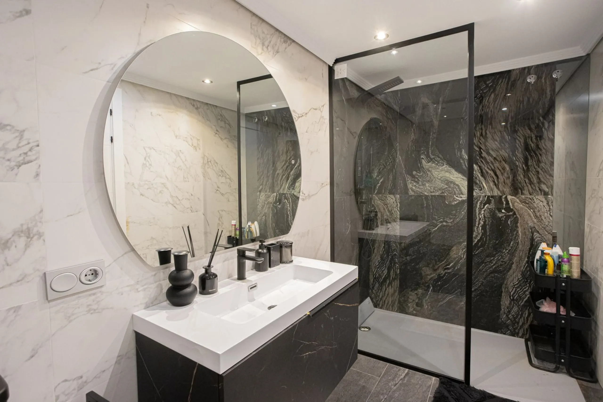 Located within one of the most prestigious developments on the Costa del Sol, this refined apartment in Acosta Los Flamingos offers a perfect blend of contemporary elegance, privacy, and natural surroundings.