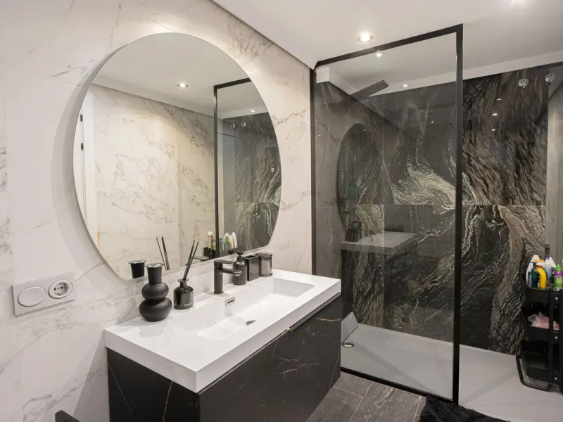 Located within one of the most prestigious developments on the Costa del Sol, this refined apartment in Acosta Los Flamingos offers a perfect blend of contemporary elegance, privacy, and natural surroundings.