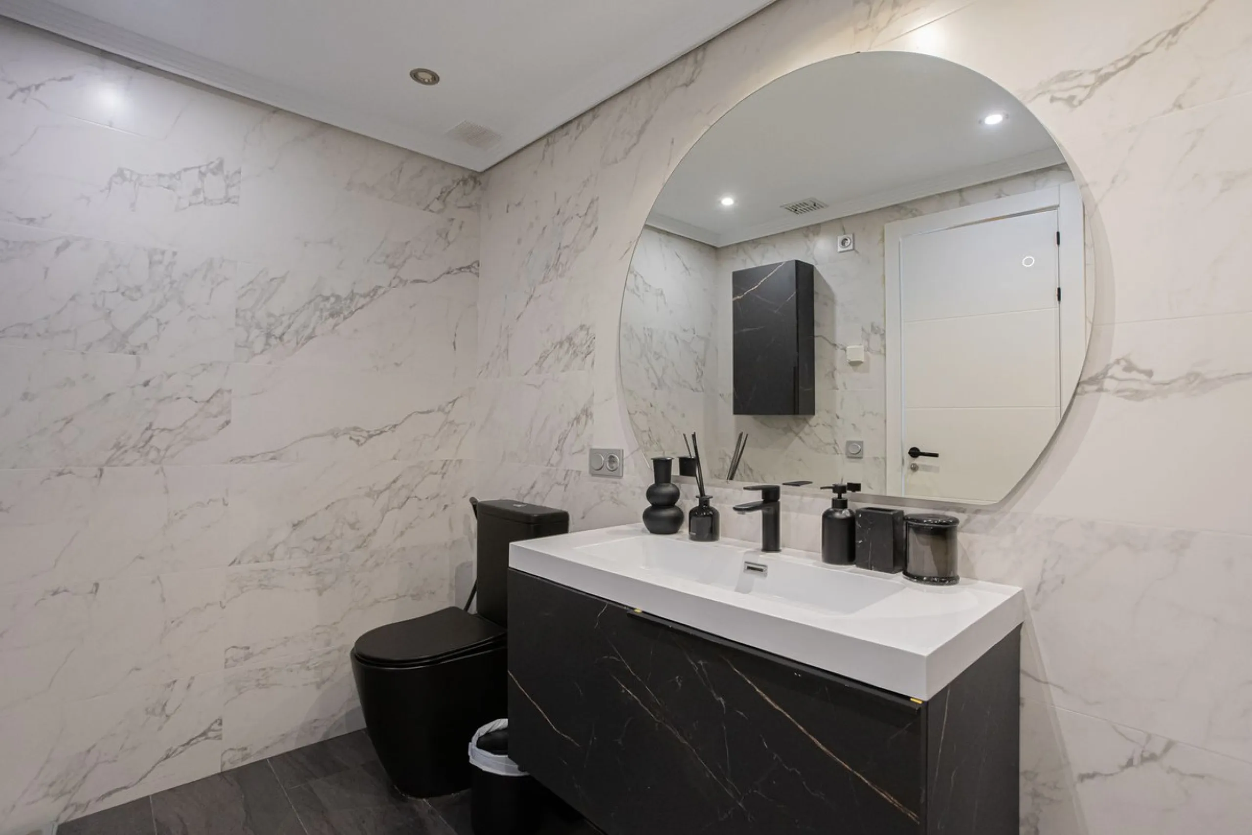Located within one of the most prestigious developments on the Costa del Sol, this refined apartment in Acosta Los Flamingos offers a perfect blend of contemporary elegance, privacy, and natural surroundings.