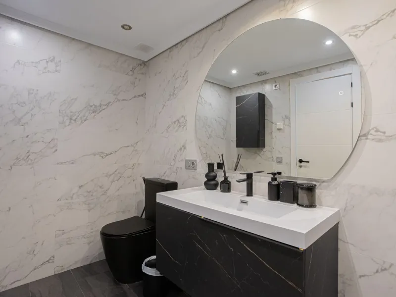 Located within one of the most prestigious developments on the Costa del Sol, this refined apartment in Acosta Los Flamingos offers a perfect blend of contemporary elegance, privacy, and natural surroundings.
