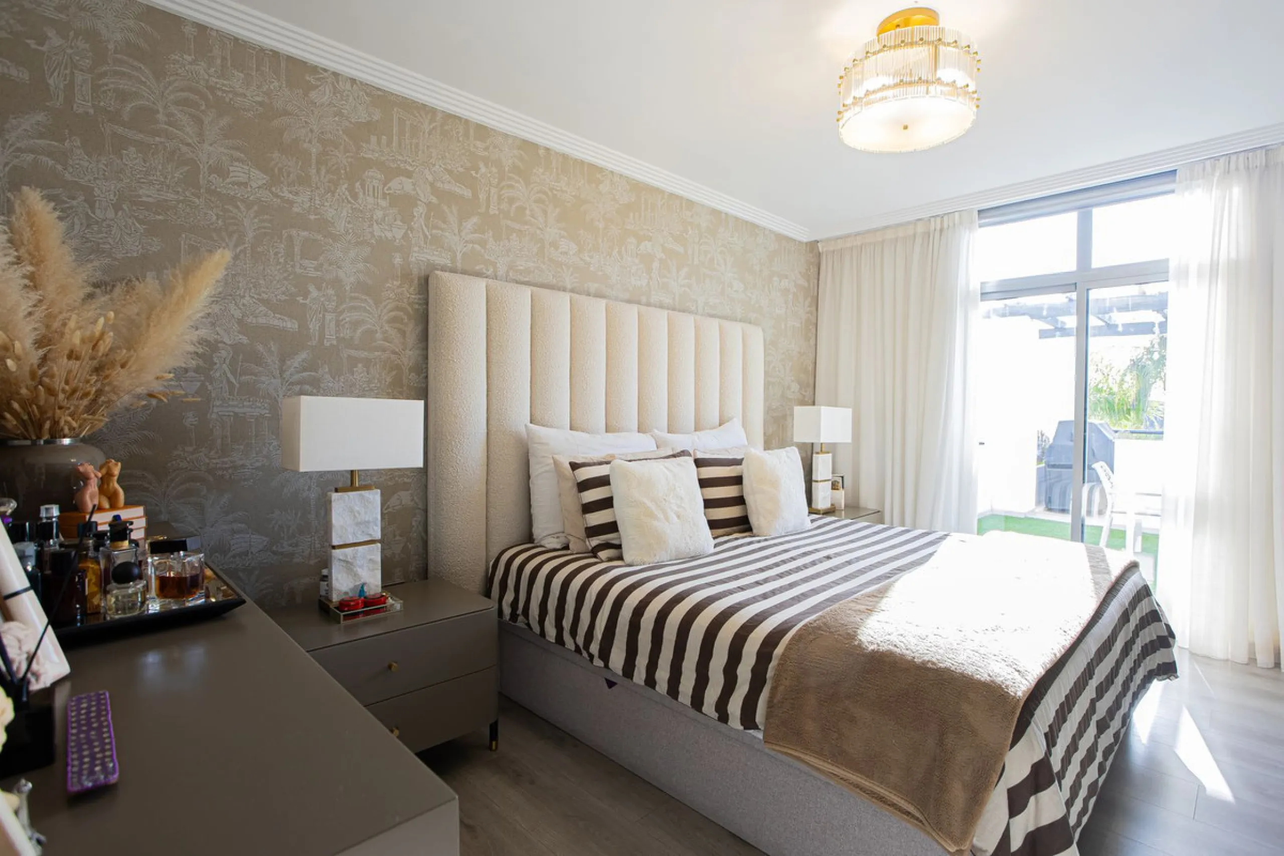Located within one of the most prestigious developments on the Costa del Sol, this refined apartment in Acosta Los Flamingos offers a perfect blend of contemporary elegance, privacy, and natural surroundings.
