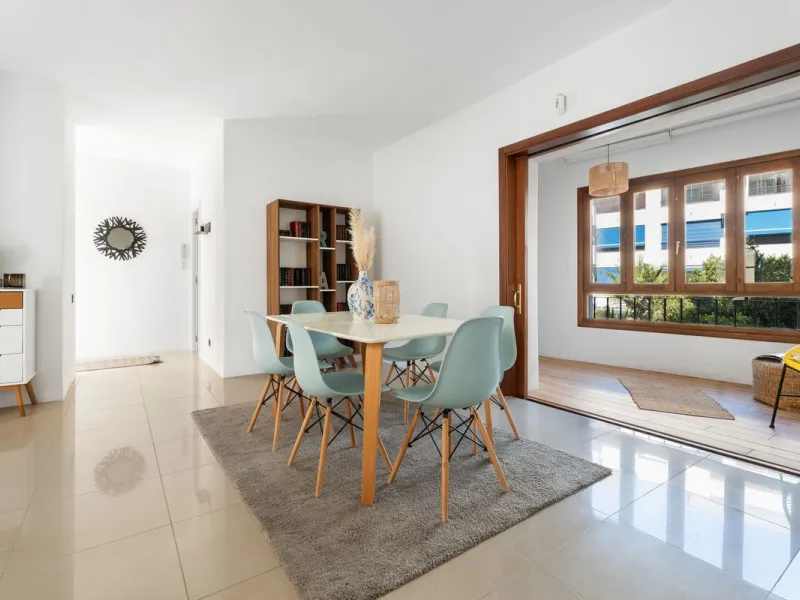 Beautifully Renovated 2(3)-Bedroom Apartment in the Heart of Puerto Banús Marina with parking.