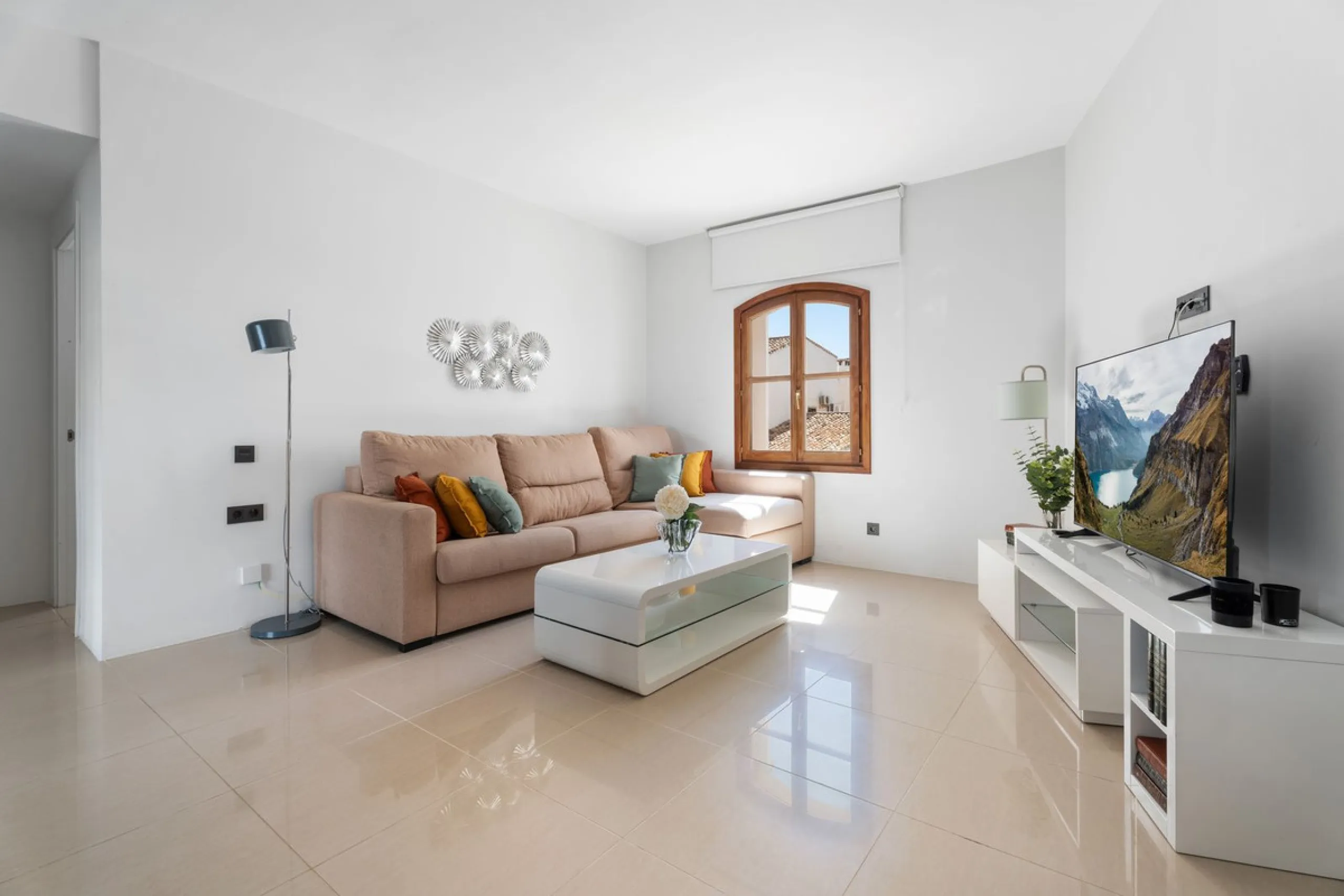 Apartment - Middle Floor Apartment в продаже в Marbella, Málaga. В доме 3 спален и 2 ванных комнат. Площадь дома 129 м²