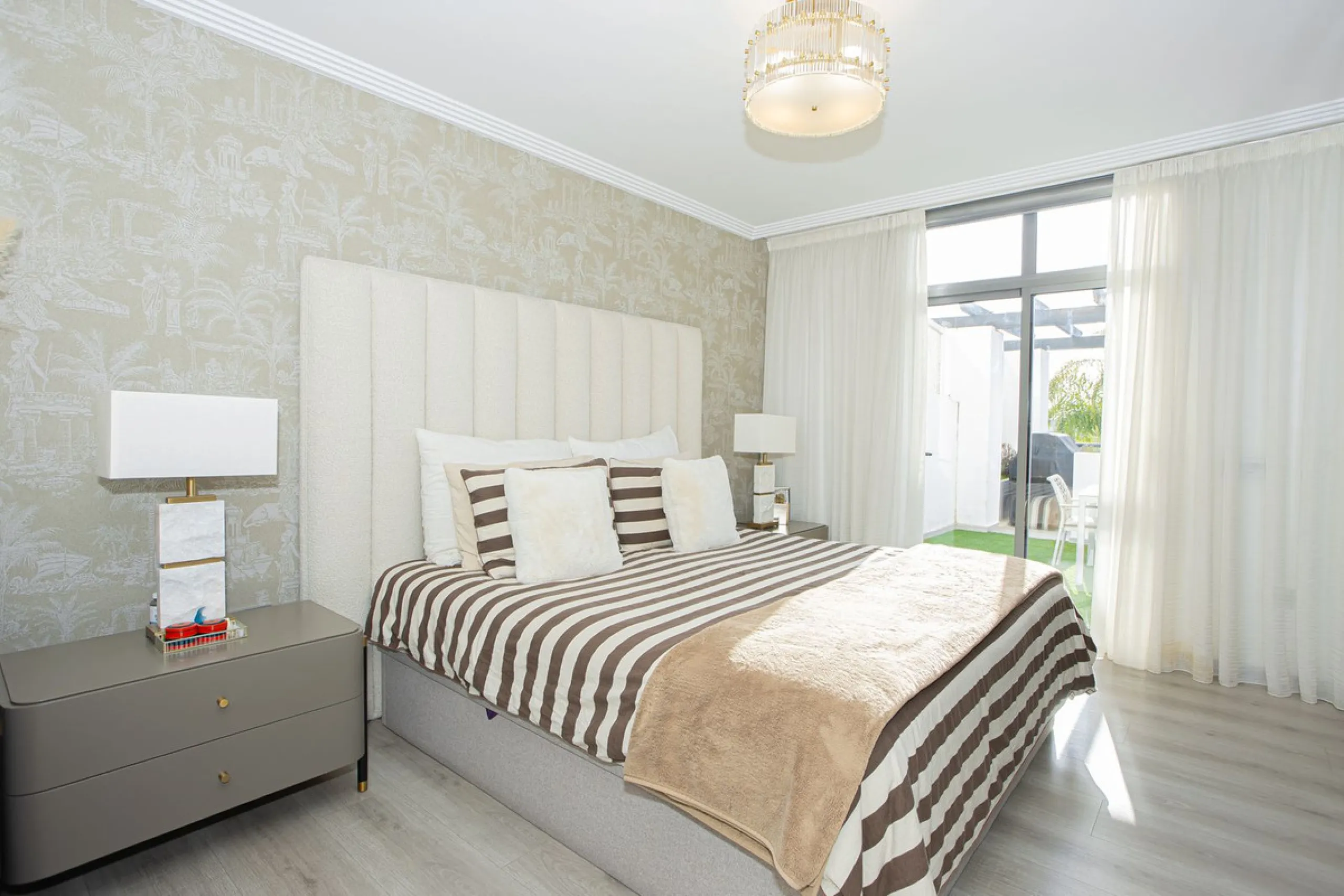 Located within one of the most prestigious developments on the Costa del Sol, this refined apartment in Acosta Los Flamingos offers a perfect blend of contemporary elegance, privacy, and natural surroundings.