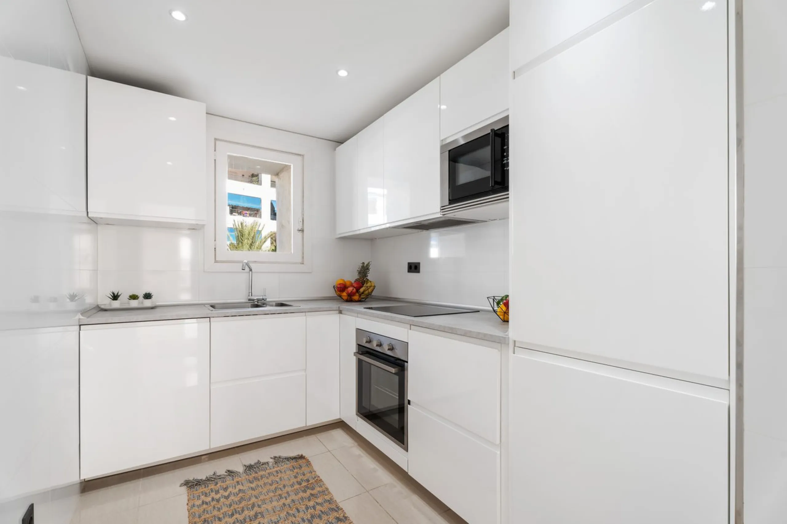Apartment - Middle Floor Apartment в продаже в Marbella, Málaga. В доме 3 спален и 2 ванных комнат. Площадь дома 129 м²