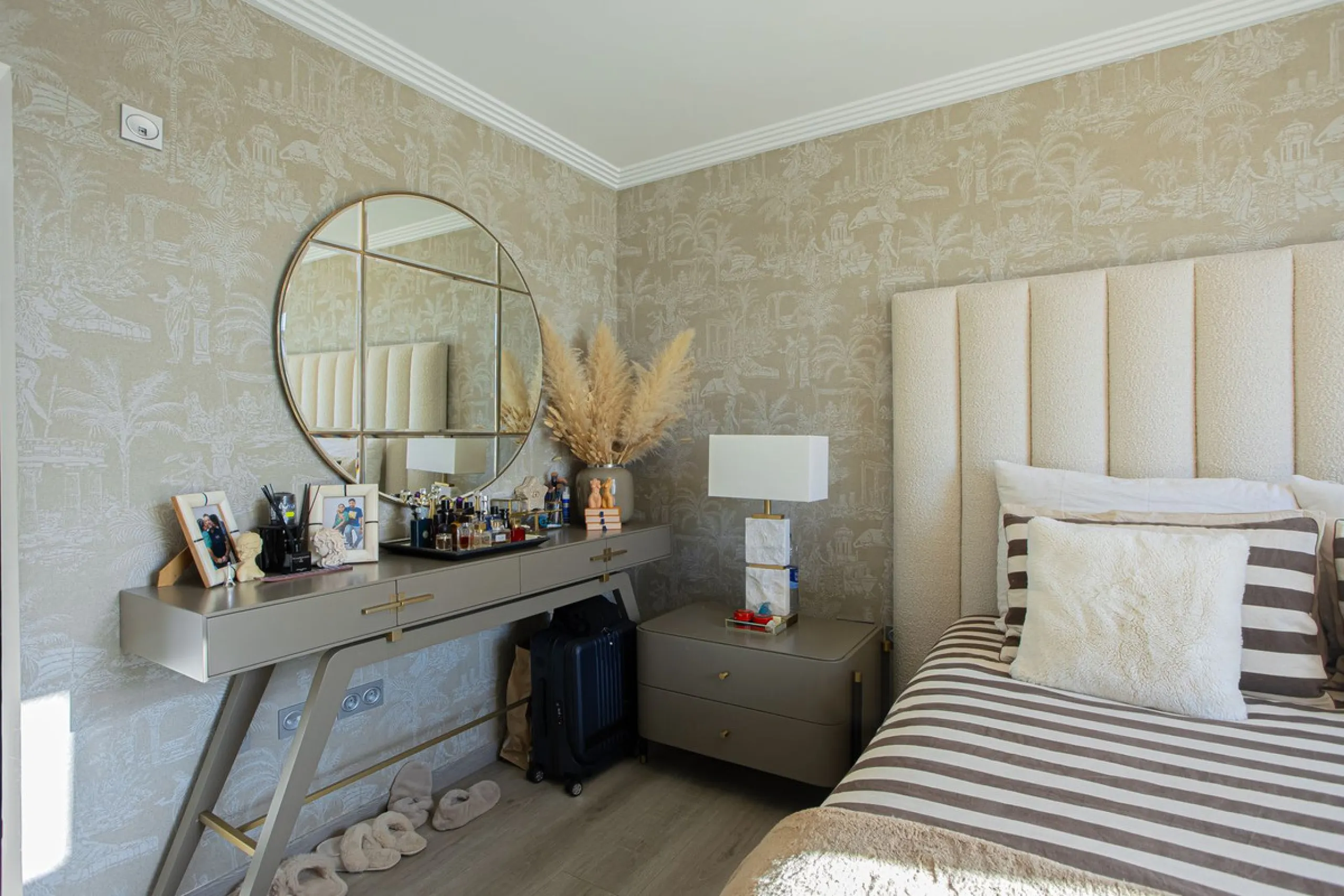 Located within one of the most prestigious developments on the Costa del Sol, this refined apartment in Acosta Los Flamingos offers a perfect blend of contemporary elegance, privacy, and natural surroundings.