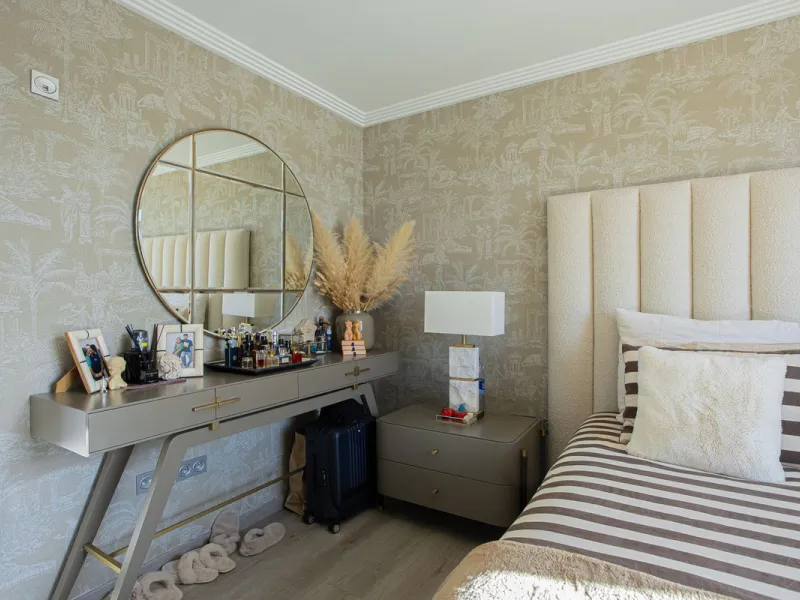 Located within one of the most prestigious developments on the Costa del Sol, this refined apartment in Acosta Los Flamingos offers a perfect blend of contemporary elegance, privacy, and natural surroundings.