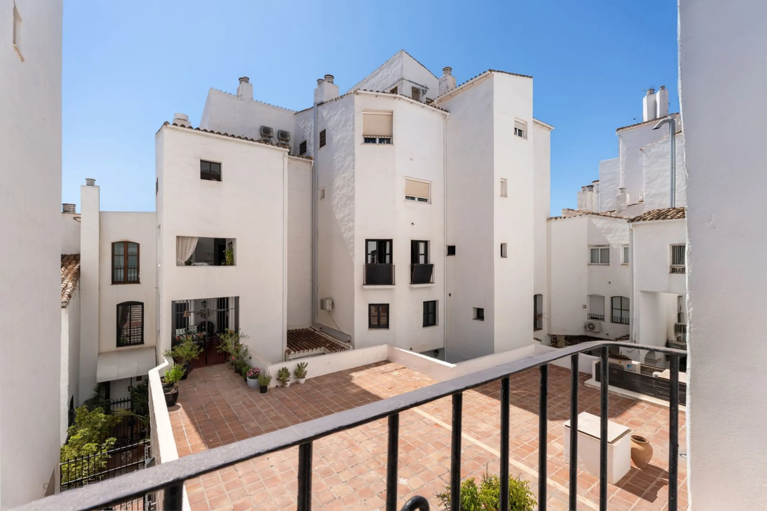 Apartment - Middle Floor Apartment в продаже в Marbella, Málaga. В доме 3 спален и 2 ванных комнат. Площадь дома 129 м²