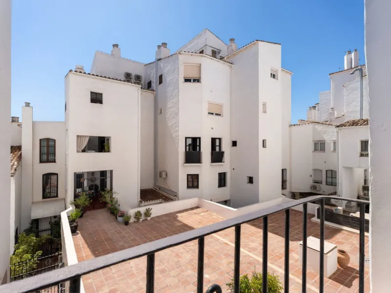 Apartment - Middle Floor Apartment в продаже в Marbella, Málaga. В доме 3 спален и 2 ванных комнат. Площадь дома 129 м²