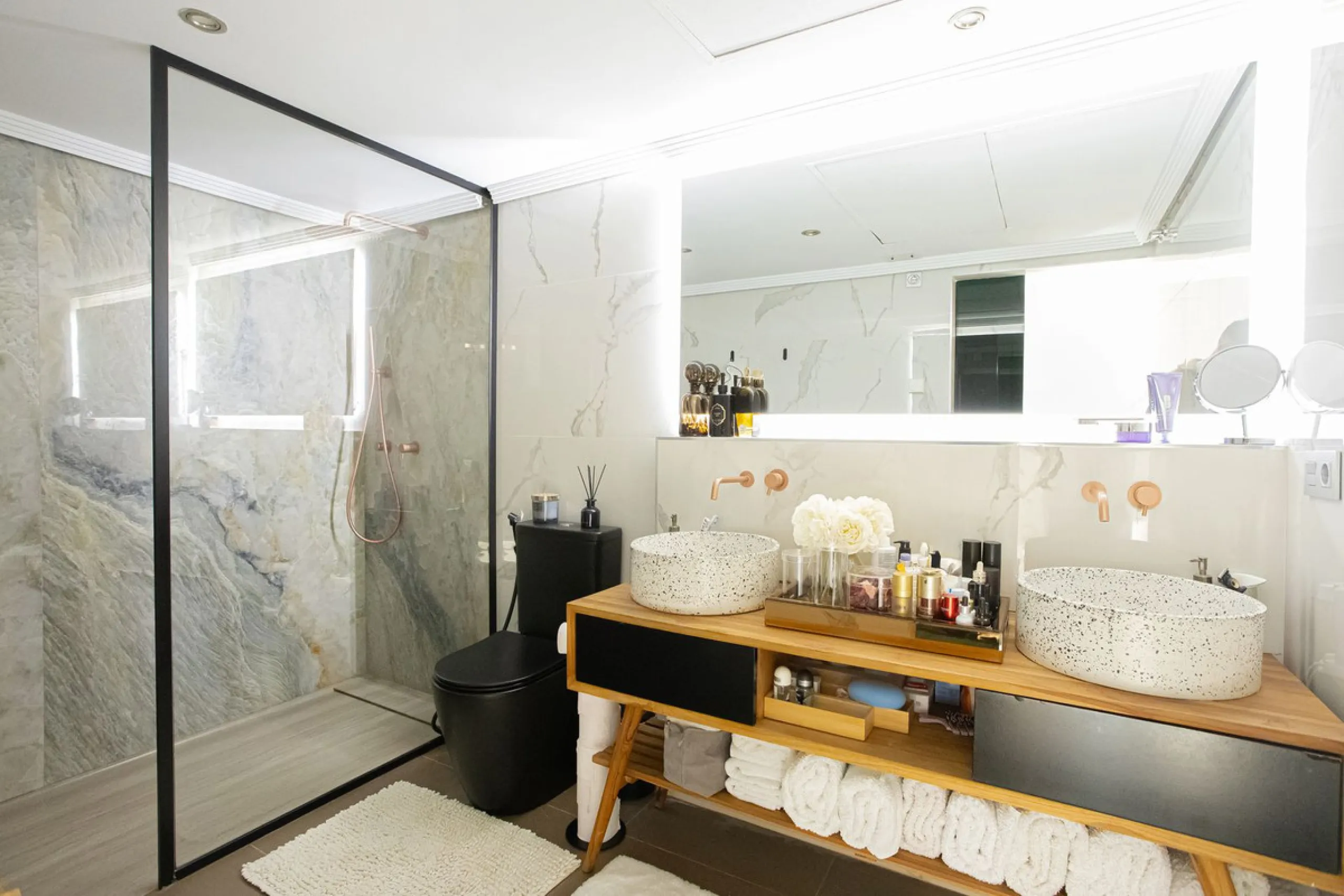 Located within one of the most prestigious developments on the Costa del Sol, this refined apartment in Acosta Los Flamingos offers a perfect blend of contemporary elegance, privacy, and natural surroundings.