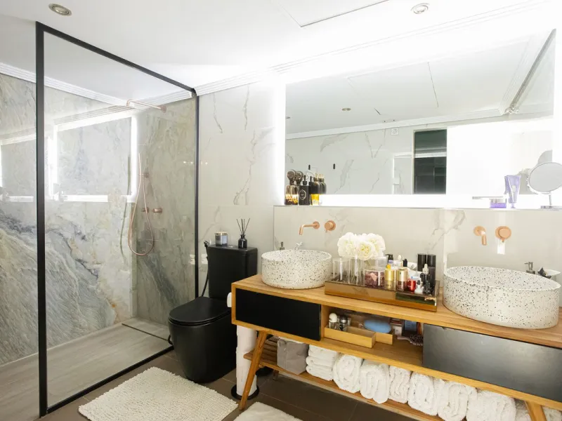 Located within one of the most prestigious developments on the Costa del Sol, this refined apartment in Acosta Los Flamingos offers a perfect blend of contemporary elegance, privacy, and natural surroundings.