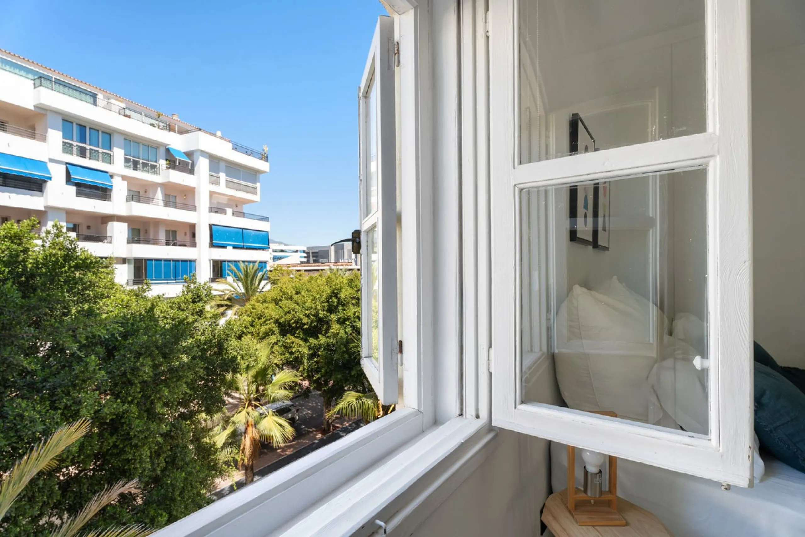 Apartment - Middle Floor Apartment в продаже в Marbella, Málaga. В доме 3 спален и 2 ванных комнат. Площадь дома 129 м²