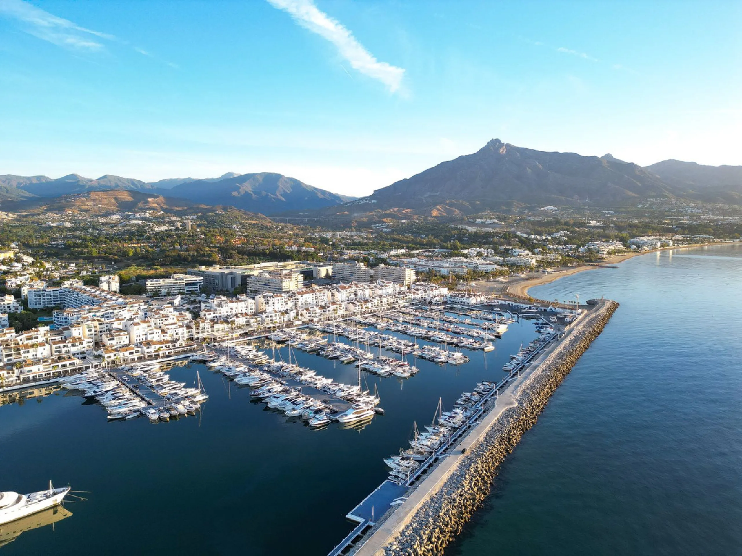 Apartment - Middle Floor Apartment в продаже в Marbella, Málaga. В доме 3 спален и 2 ванных комнат. Площадь дома 129 м²