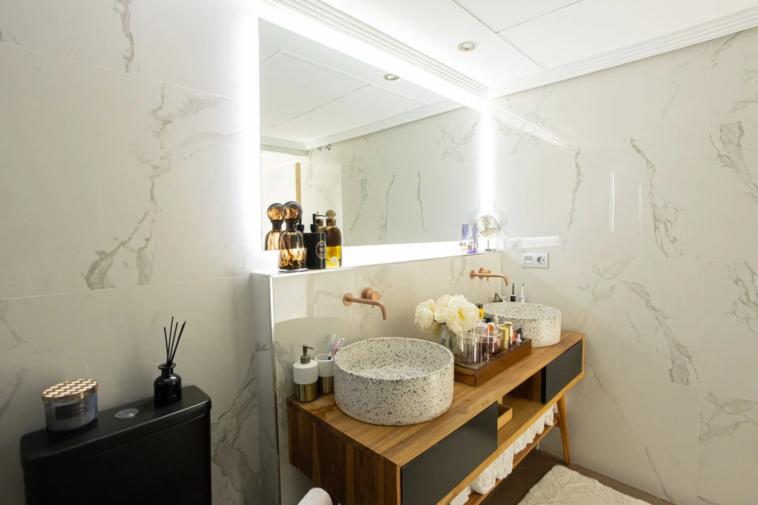 Located within one of the most prestigious developments on the Costa del Sol, this refined apartment in Acosta Los Flamingos offers a perfect blend of contemporary elegance, privacy, and natural surroundings.
