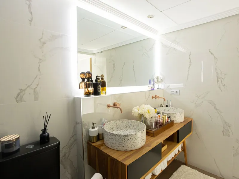 Located within one of the most prestigious developments on the Costa del Sol, this refined apartment in Acosta Los Flamingos offers a perfect blend of contemporary elegance, privacy, and natural surroundings.