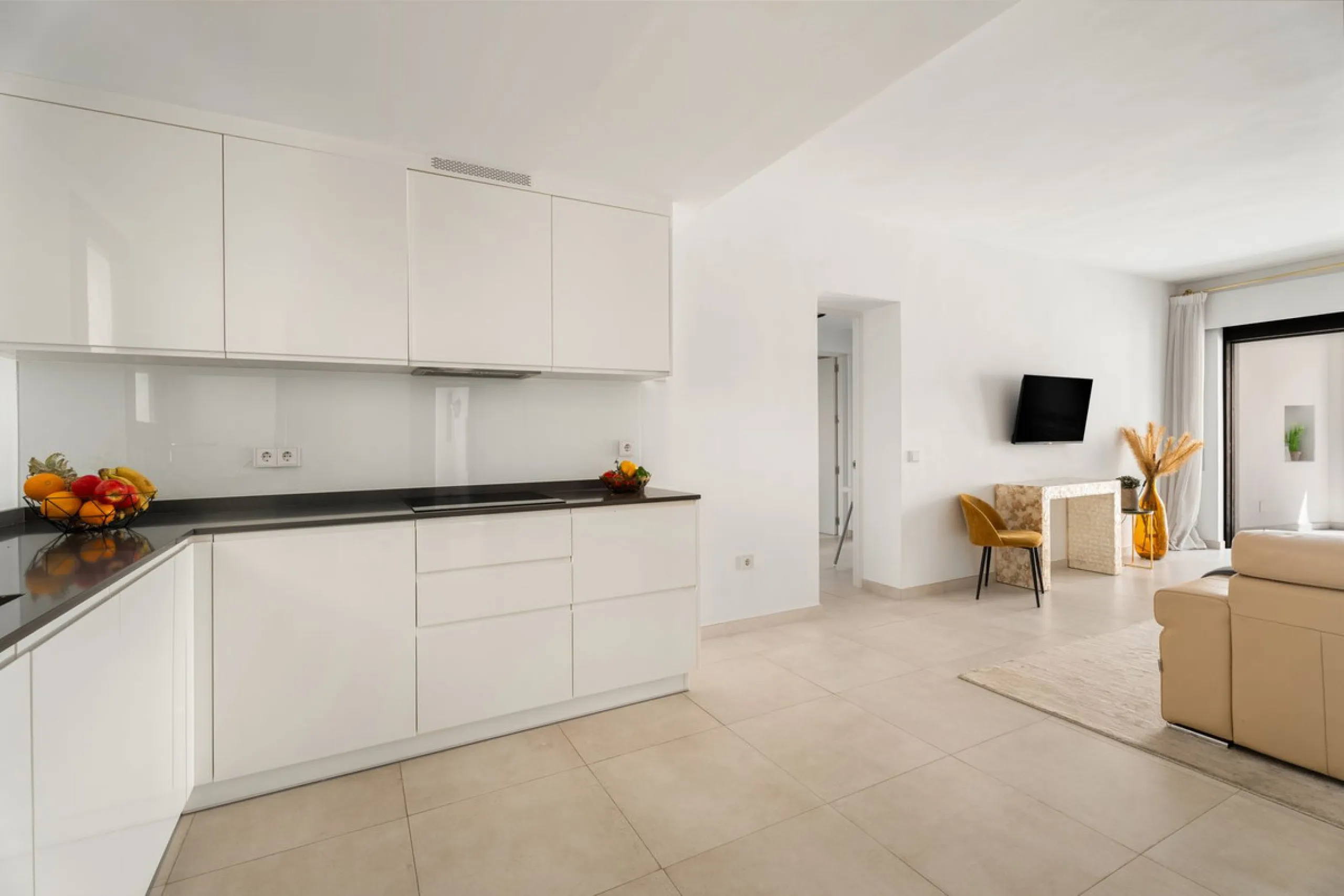 Apartment - Middle Floor Apartment в продаже в Marbella, Málaga. В доме 3 спален и 3 ванных комнат. Площадь дома 166 м²