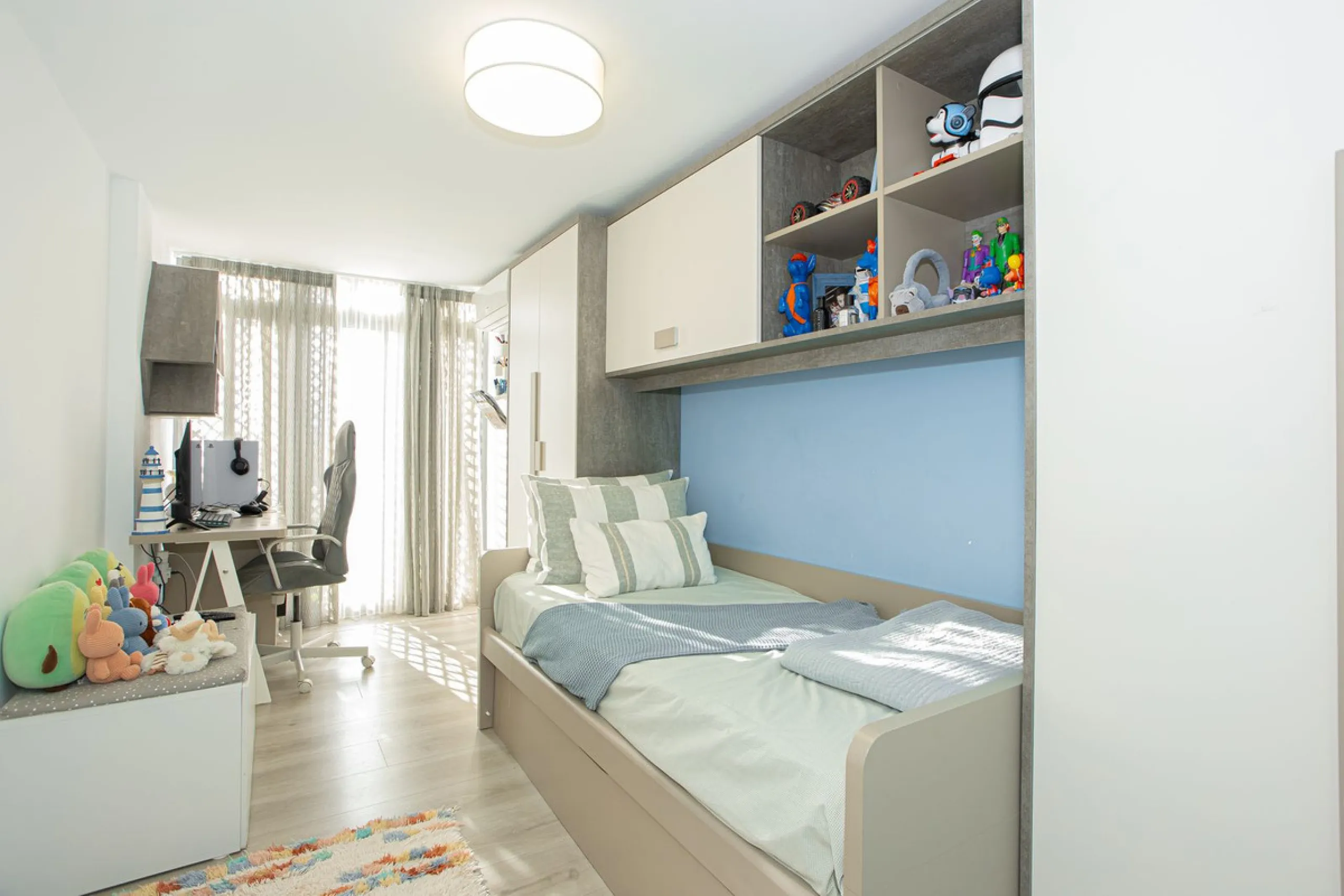 Located within one of the most prestigious developments on the Costa del Sol, this refined apartment in Acosta Los Flamingos offers a perfect blend of contemporary elegance, privacy, and natural surroundings.
