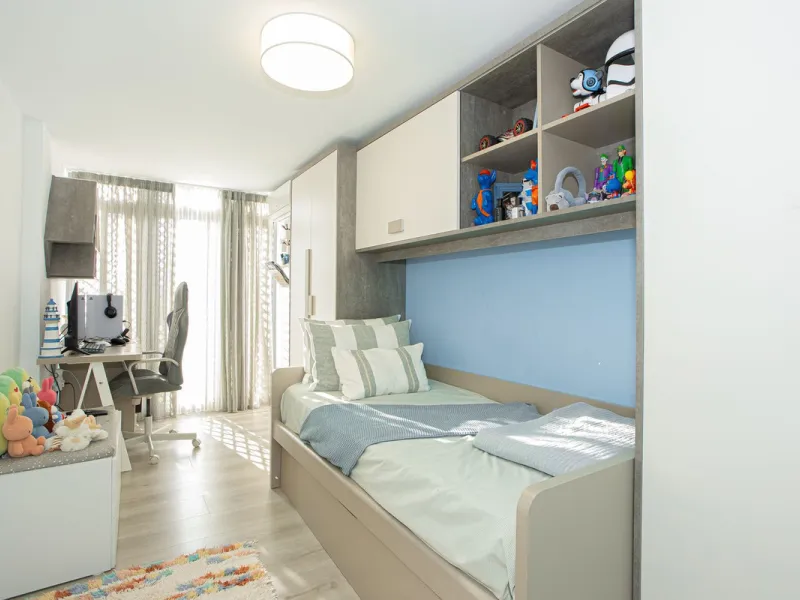 Located within one of the most prestigious developments on the Costa del Sol, this refined apartment in Acosta Los Flamingos offers a perfect blend of contemporary elegance, privacy, and natural surroundings.