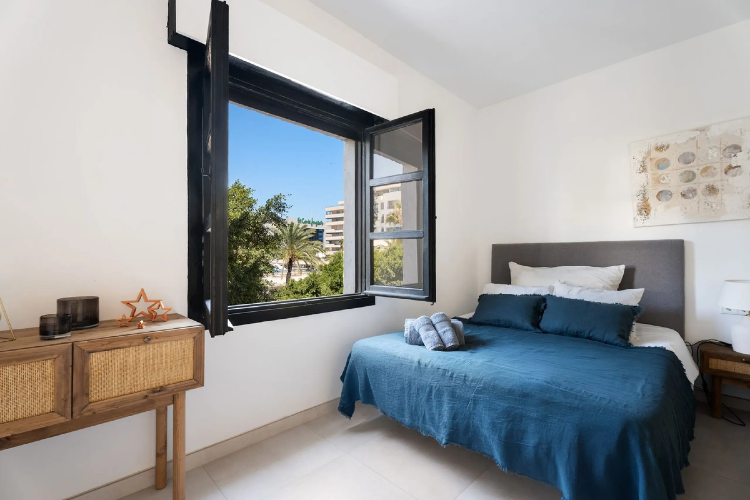 Apartment - Middle Floor Apartment в продаже в Marbella, Málaga. В доме 3 спален и 3 ванных комнат. Площадь дома 166 м²