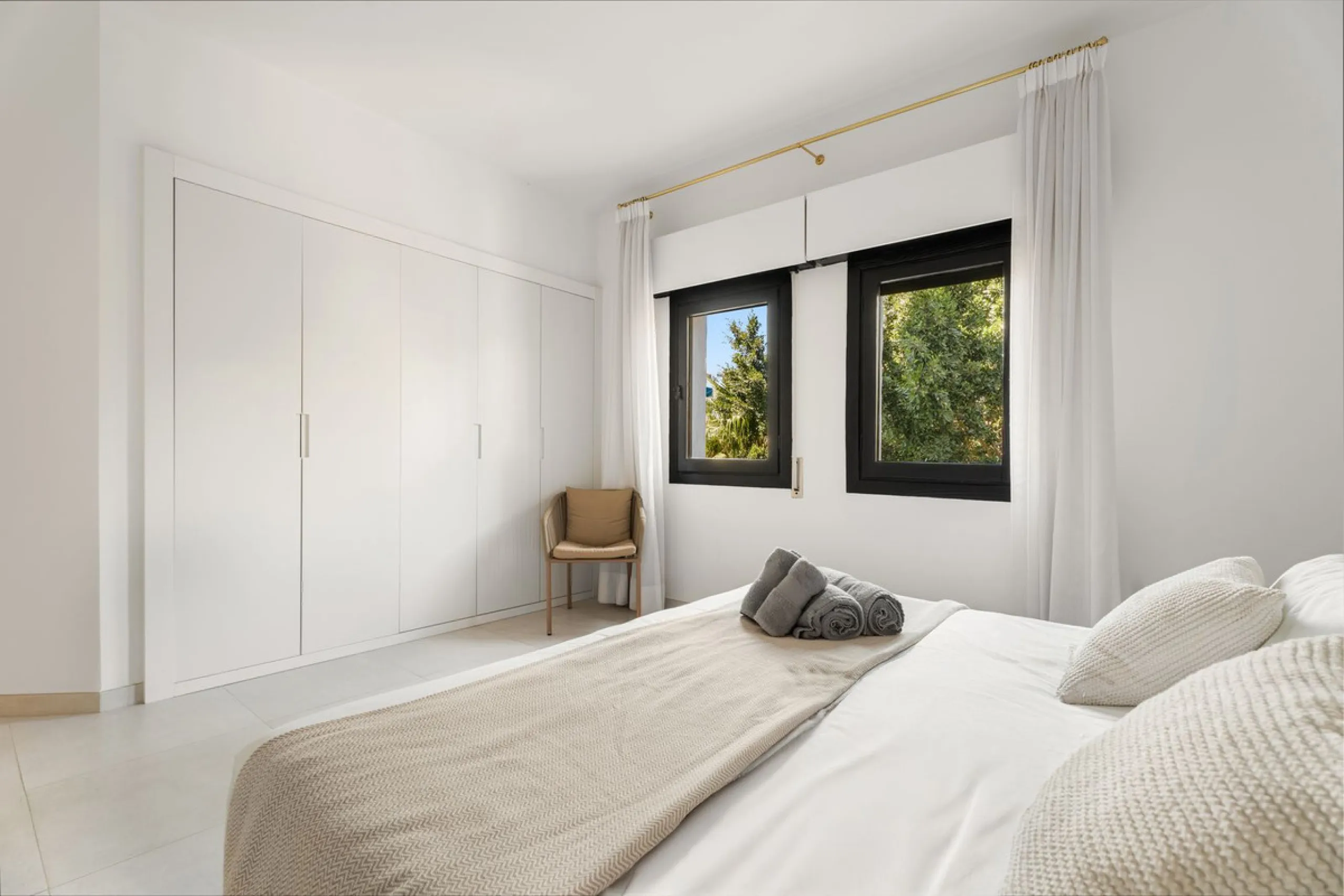 Apartment - Middle Floor Apartment в продаже в Marbella, Málaga. В доме 3 спален и 3 ванных комнат. Площадь дома 166 м²