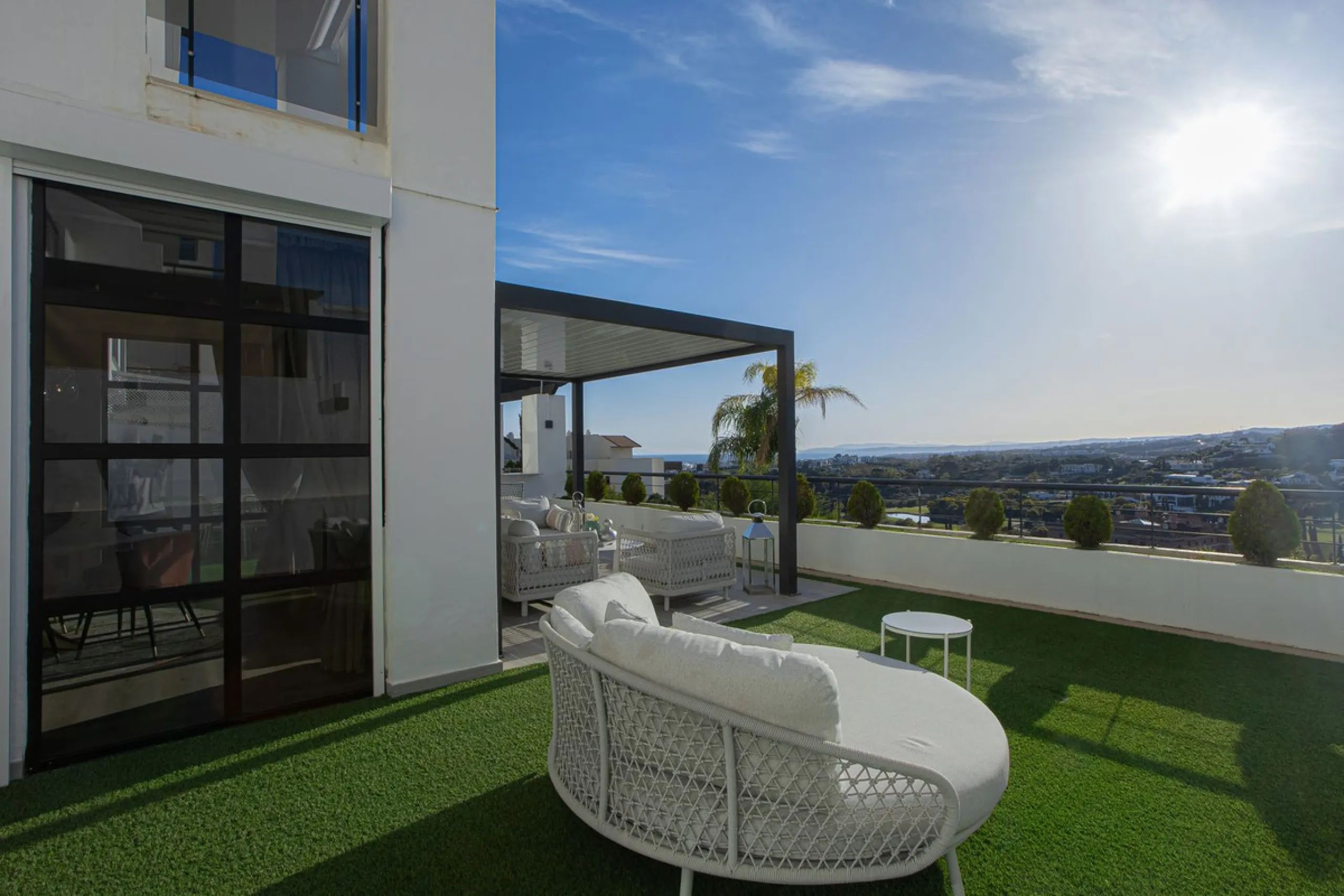 Located within one of the most prestigious developments on the Costa del Sol, this refined apartment in Acosta Los Flamingos offers a perfect blend of contemporary elegance, privacy, and natural surroundings.