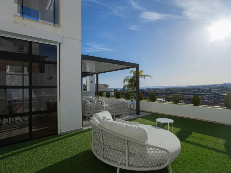 Located within one of the most prestigious developments on the Costa del Sol, this refined apartment in Acosta Los Flamingos offers a perfect blend of contemporary elegance, privacy, and natural surroundings.