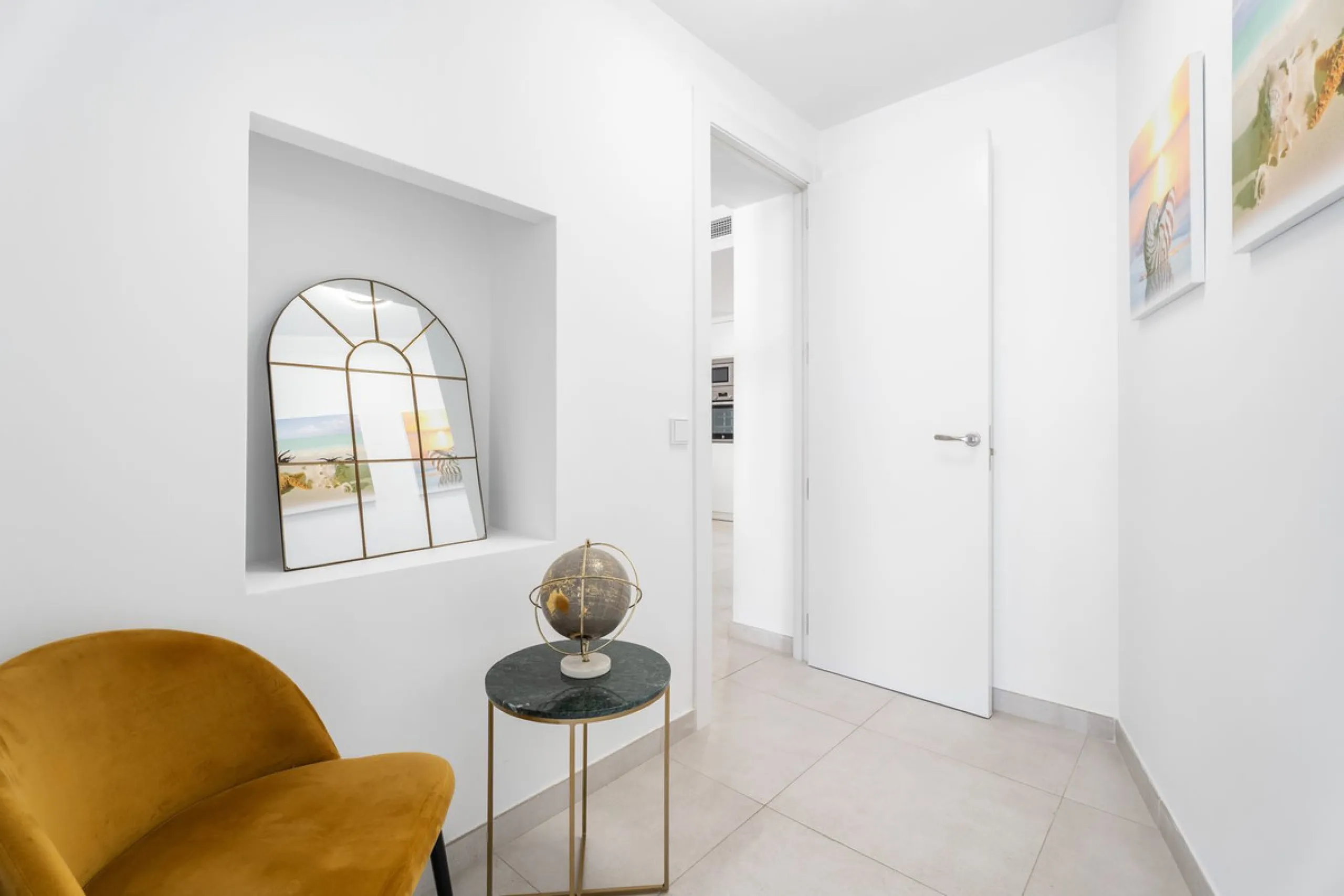 Apartment - Middle Floor Apartment в продаже в Marbella, Málaga. В доме 3 спален и 3 ванных комнат. Площадь дома 166 м²