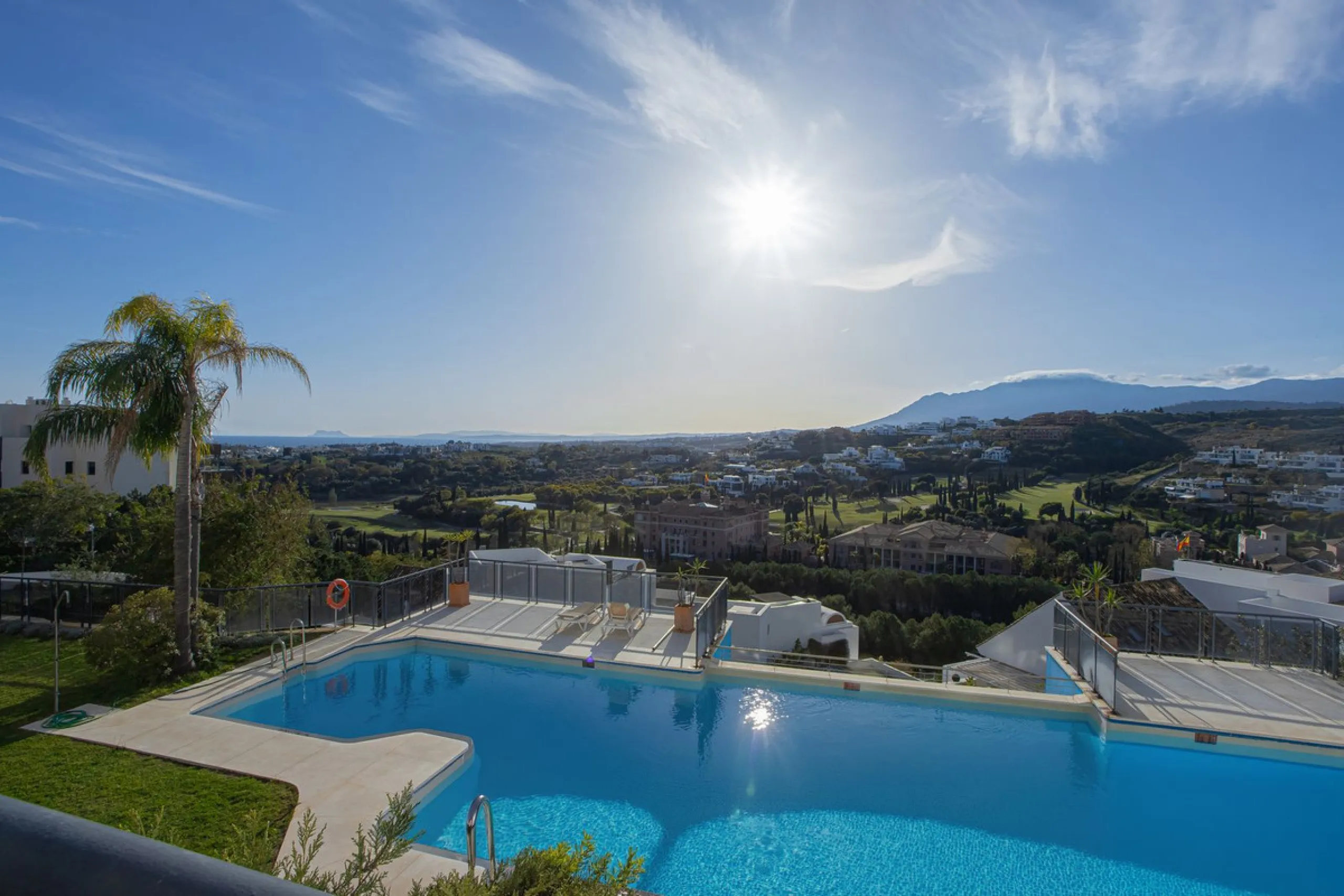 Located within one of the most prestigious developments on the Costa del Sol, this refined apartment in Acosta Los Flamingos offers a perfect blend of contemporary elegance, privacy, and natural surroundings.
