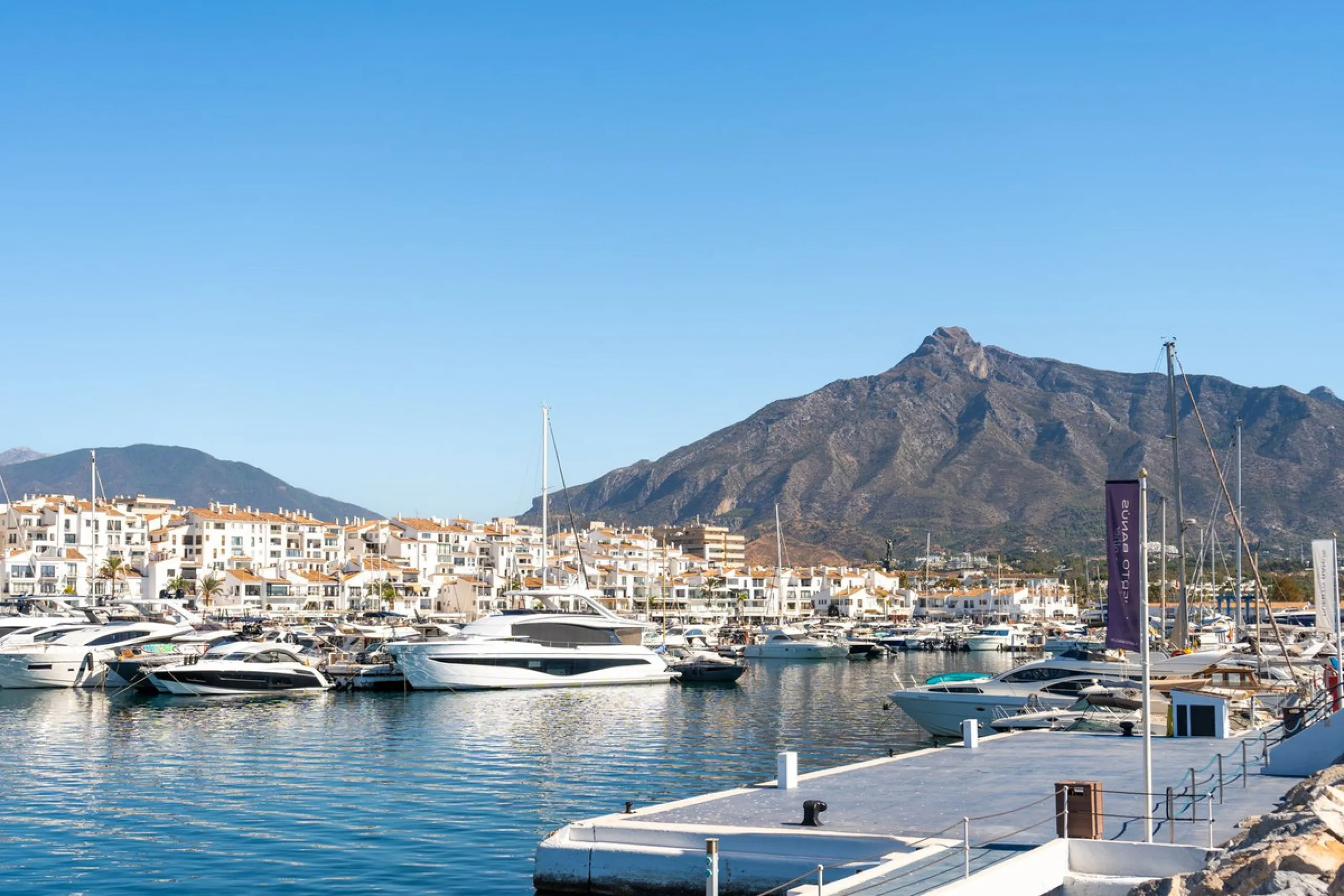 Apartment - Middle Floor Apartment в продаже в Marbella, Málaga. В доме 3 спален и 3 ванных комнат. Площадь дома 166 м²