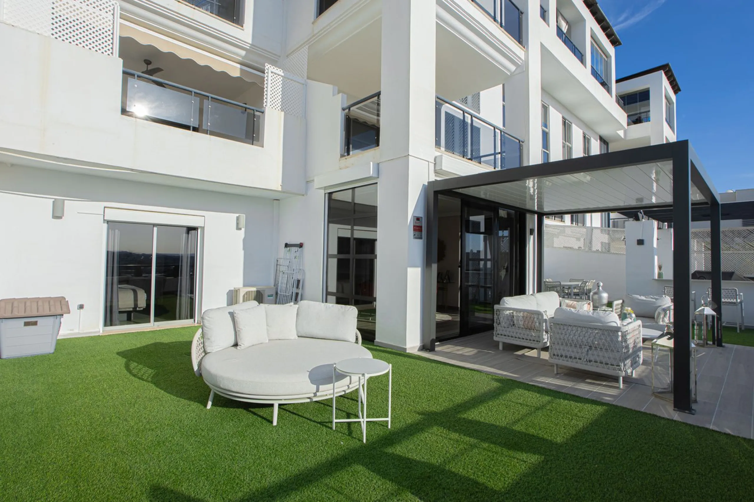 Located within one of the most prestigious developments on the Costa del Sol, this refined apartment in Acosta Los Flamingos offers a perfect blend of contemporary elegance, privacy, and natural surroundings.