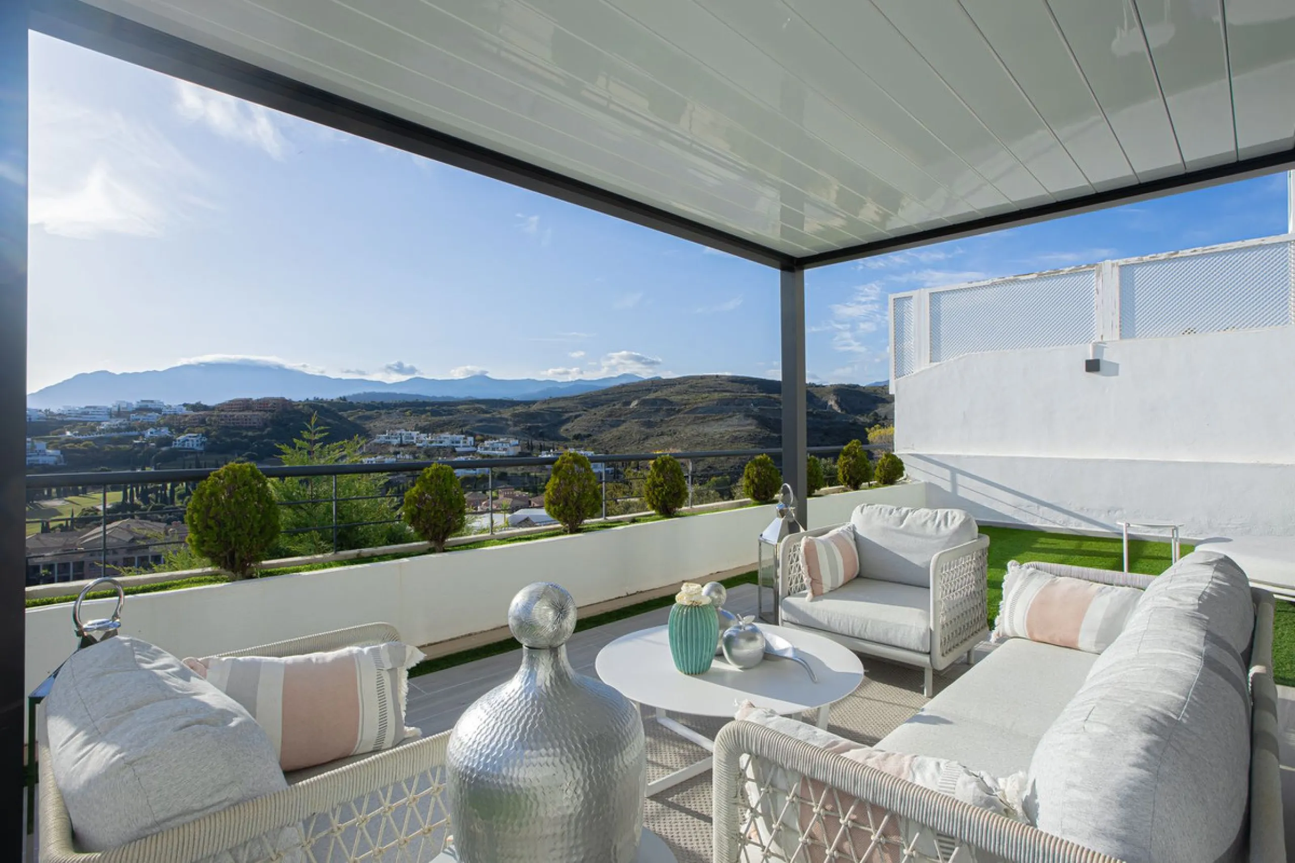 Located within one of the most prestigious developments on the Costa del Sol, this refined apartment in Acosta Los Flamingos offers a perfect blend of contemporary elegance, privacy, and natural surroundings.