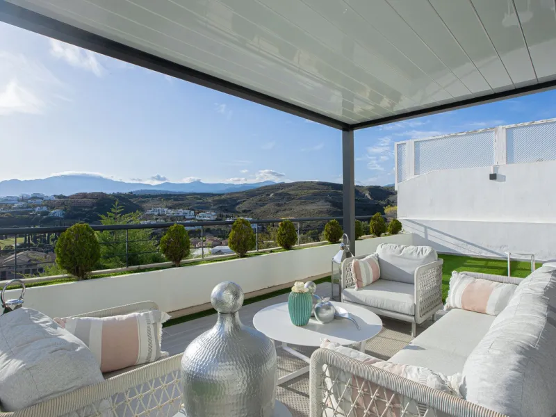 Located within one of the most prestigious developments on the Costa del Sol, this refined apartment in Acosta Los Flamingos offers a perfect blend of contemporary elegance, privacy, and natural surroundings.