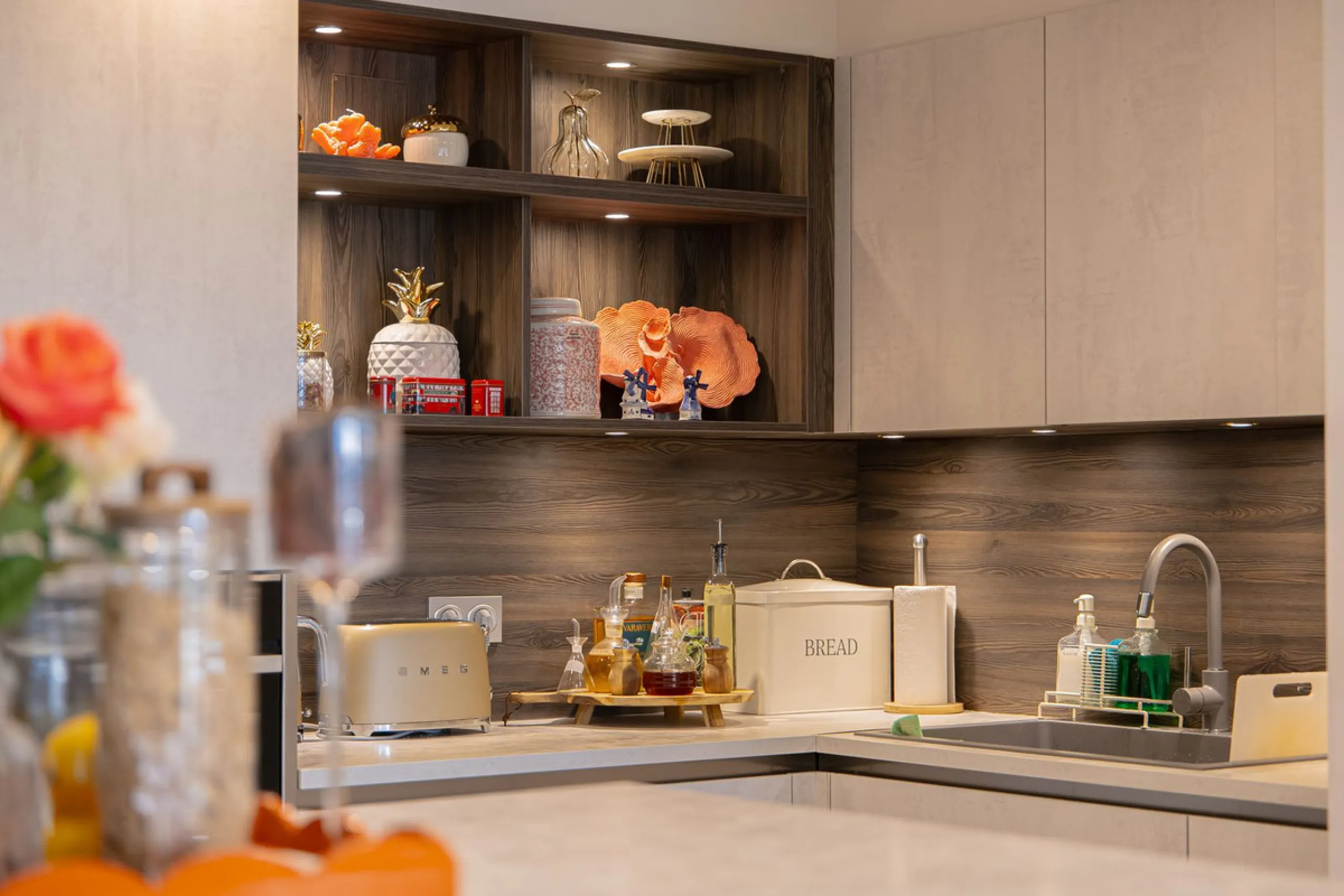 Located within one of the most prestigious developments on the Costa del Sol, this refined apartment in Acosta Los Flamingos offers a perfect blend of contemporary elegance, privacy, and natural surroundings.