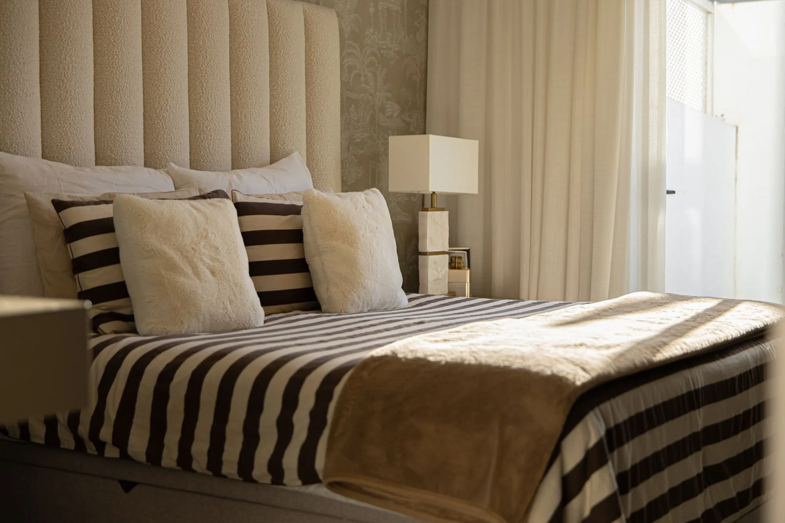 Located within one of the most prestigious developments on the Costa del Sol, this refined apartment in Acosta Los Flamingos offers a perfect blend of contemporary elegance, privacy, and natural surroundings.