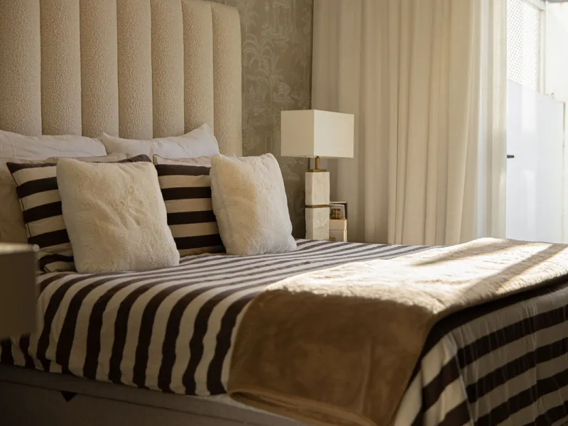Located within one of the most prestigious developments on the Costa del Sol, this refined apartment in Acosta Los Flamingos offers a perfect blend of contemporary elegance, privacy, and natural surroundings.