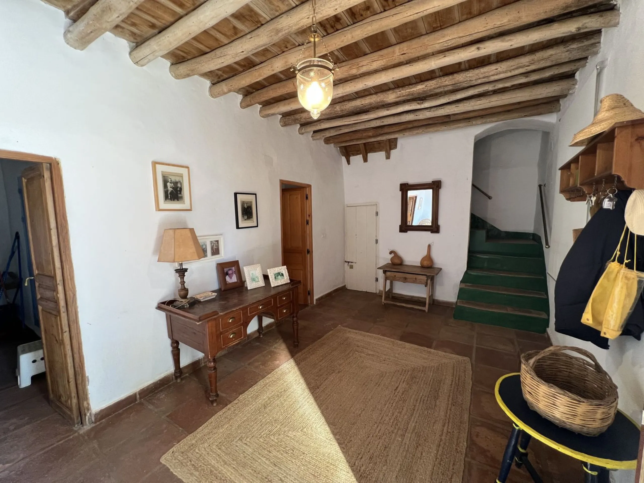 This is an exclusive Cortijo, completely different from others, because there is nothing similar with these dimensions for sale anywhere, much less at this price, in the municipality of Casabermeja.