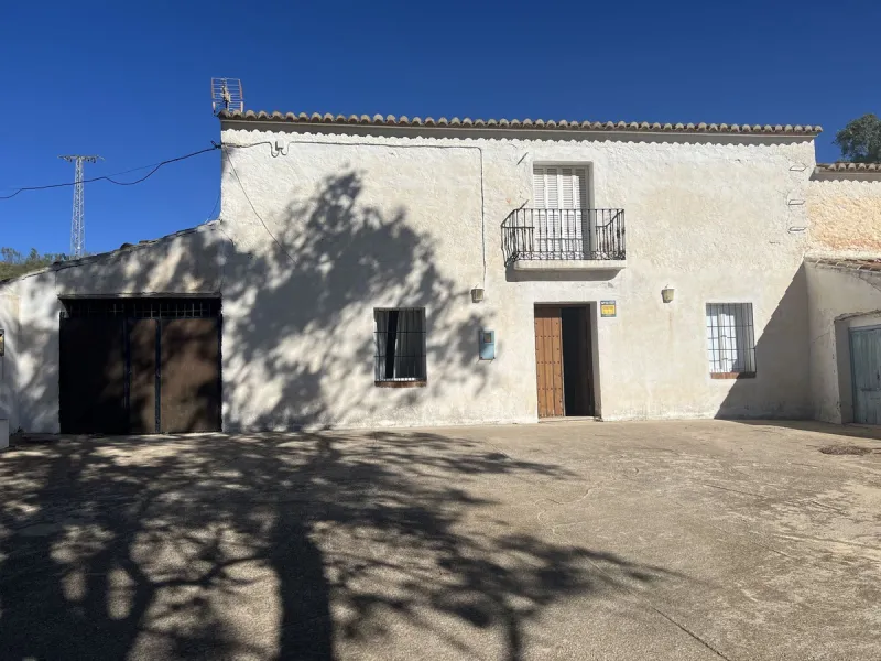 This is an exclusive Cortijo, completely different from others, because there is nothing similar with these dimensions for sale anywhere, much less at this price, in the municipality of Casabermeja.