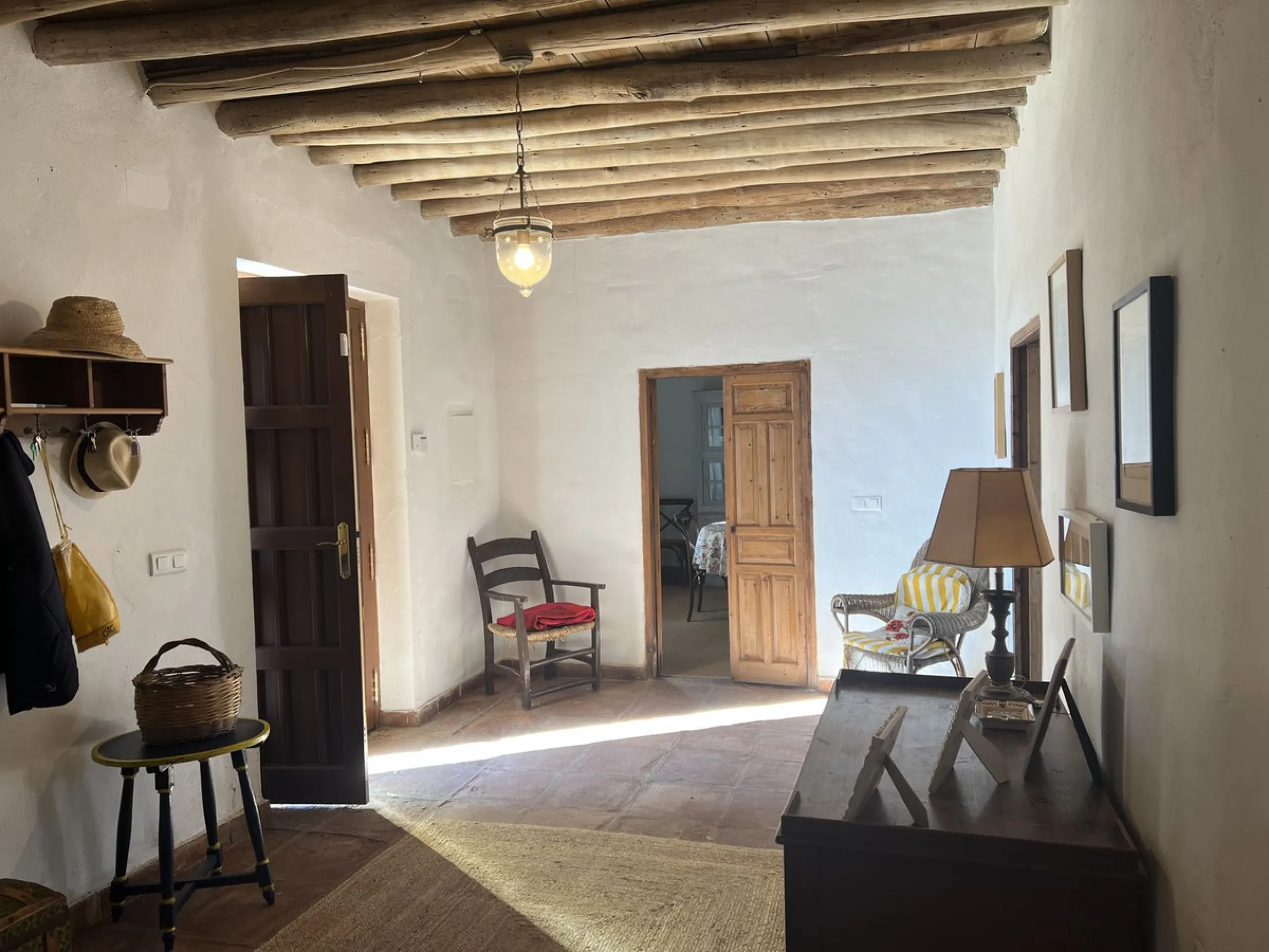 This is an exclusive Cortijo, completely different from others, because there is nothing similar with these dimensions for sale anywhere, much less at this price, in the municipality of Casabermeja.
