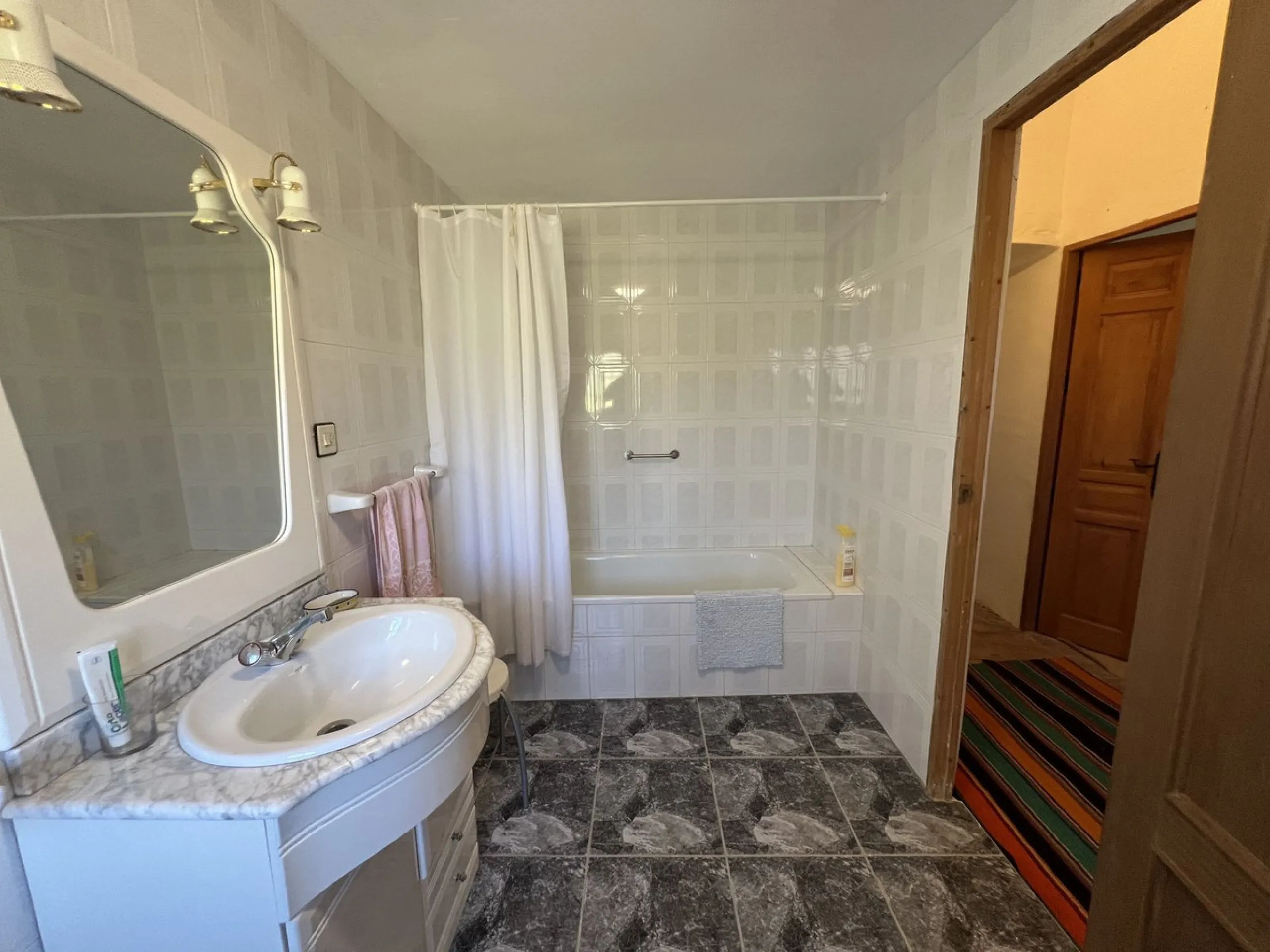 This is an exclusive Cortijo, completely different from others, because there is nothing similar with these dimensions for sale anywhere, much less at this price, in the municipality of Casabermeja.