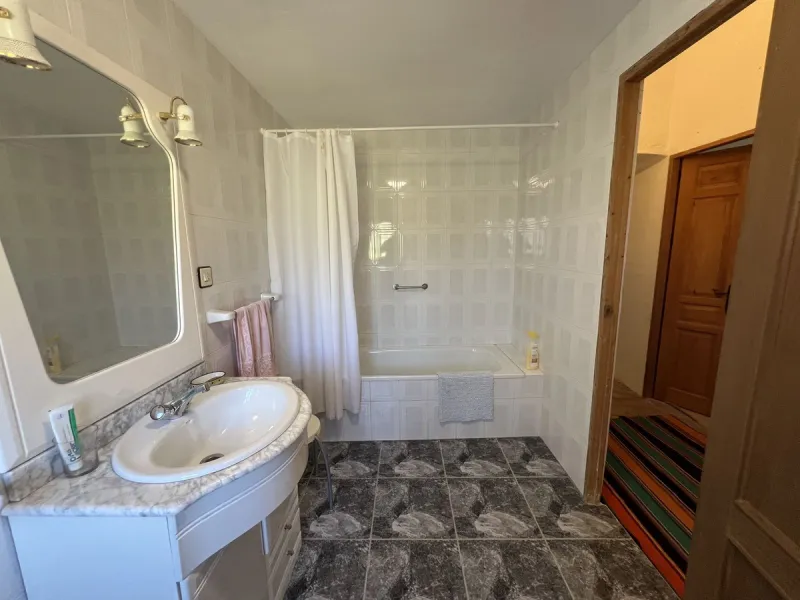 This is an exclusive Cortijo, completely different from others, because there is nothing similar with these dimensions for sale anywhere, much less at this price, in the municipality of Casabermeja.