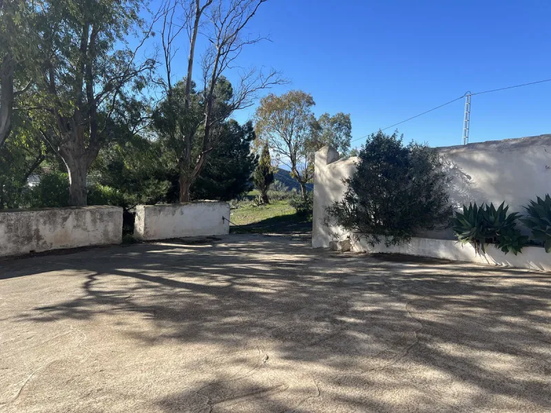 This is an exclusive Cortijo, completely different from others, because there is nothing similar with these dimensions for sale anywhere, much less at this price, in the municipality of Casabermeja.