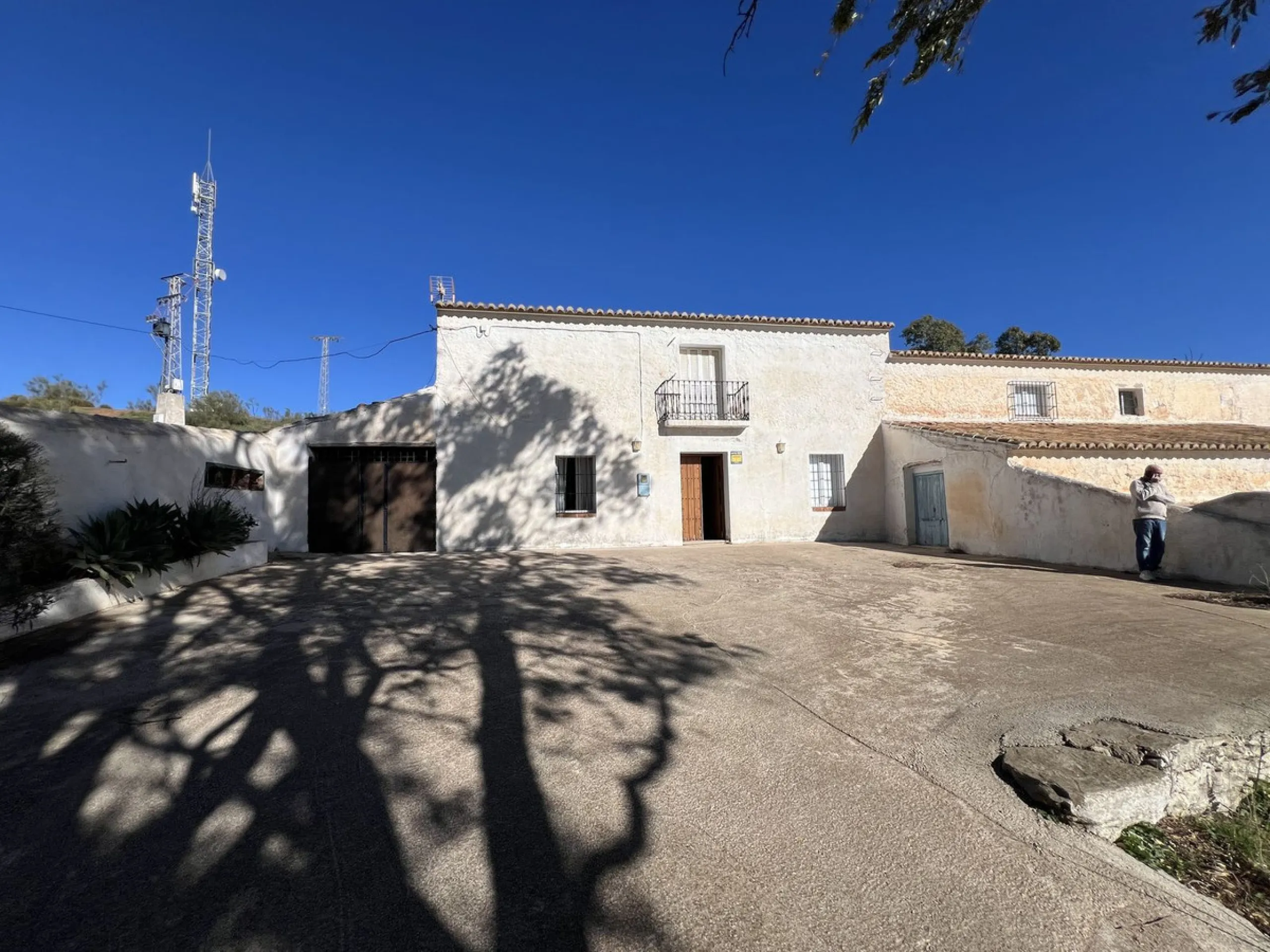 This is an exclusive Cortijo, completely different from others, because there is nothing similar with these dimensions for sale anywhere, much less at this price, in the municipality of Casabermeja.